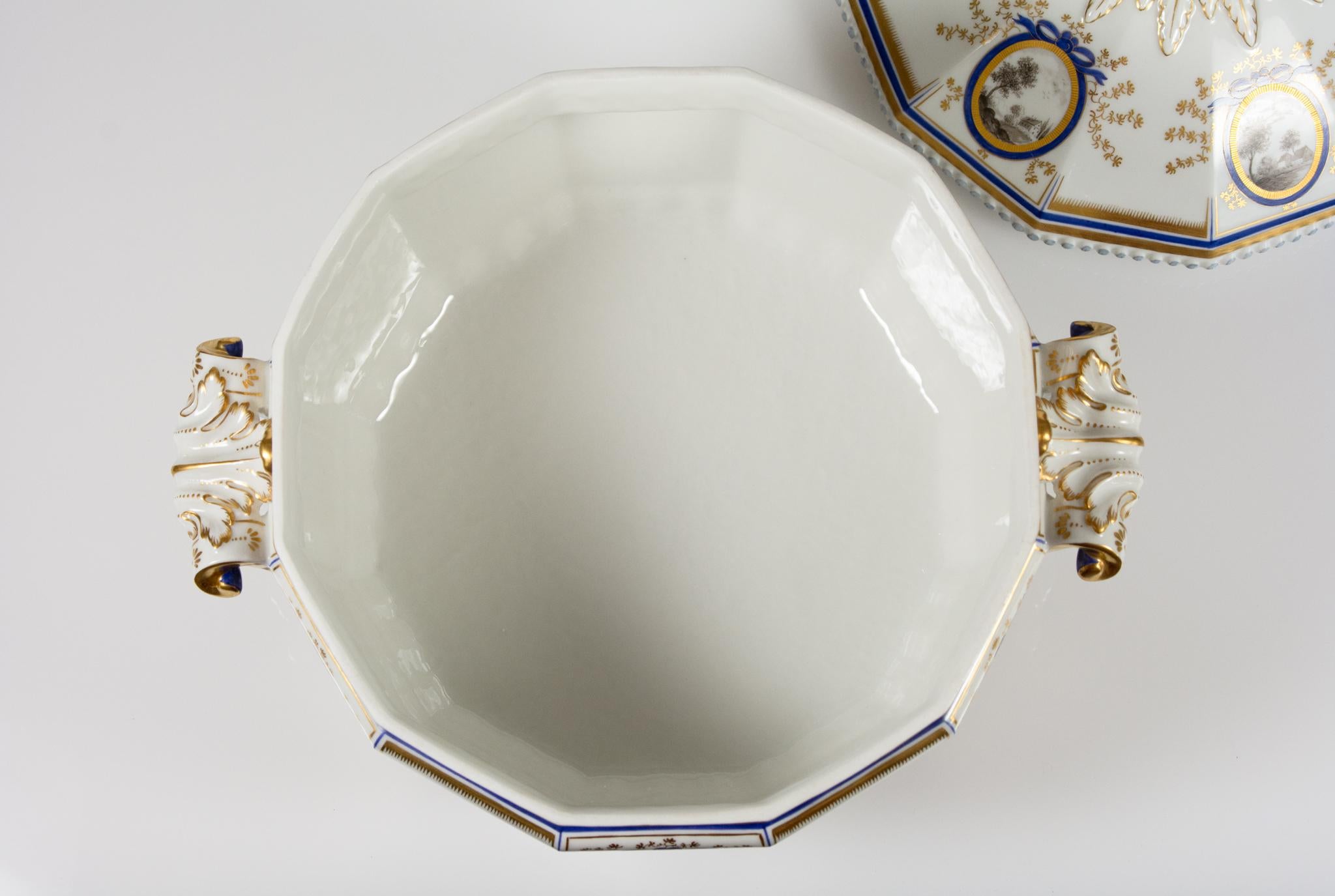 Nymphenburg Porcelain Perlenkönigsservice für 12 Königsservice Perl 70 Pieces (20. Jahrhundert) im Angebot