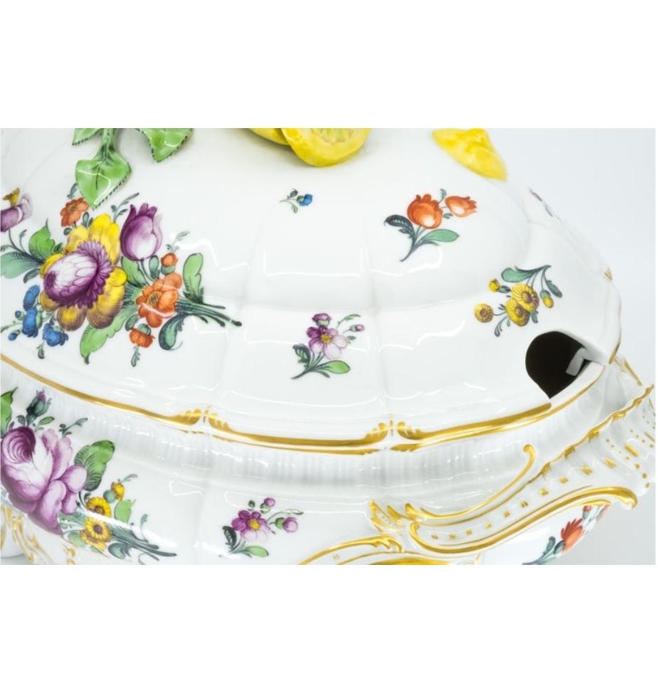 handbemaltes Porzellan mit floralem Muster und einer Zitronenkuppe auf dem Deckel; die Ränder sind vergoldet. Dieses Stück ist von Meissener Exemplaren aus der Mitte des 18. Jahrhunderts inspiriert. Die Form der Terrine folgt dem Prototyp des