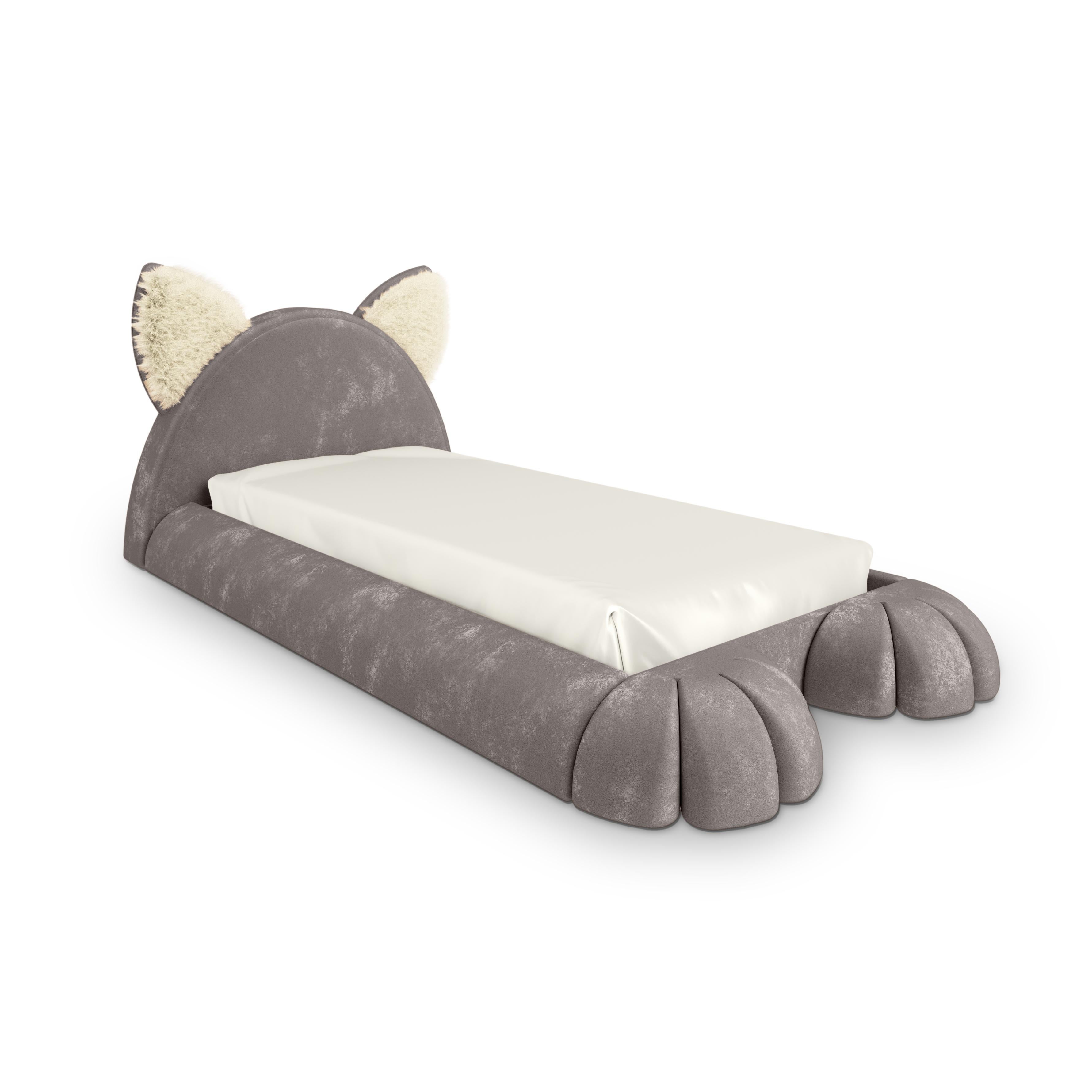 Il letto Nyra in velluto Lion è un lussuoso letto per bambini a forma di gatto progettato per trasformare le stanze dei bambini in spazi di immaginazione e comfort. Rivestita in velluto rosa, questa elegante tonalità neutra aggiunge una presenza