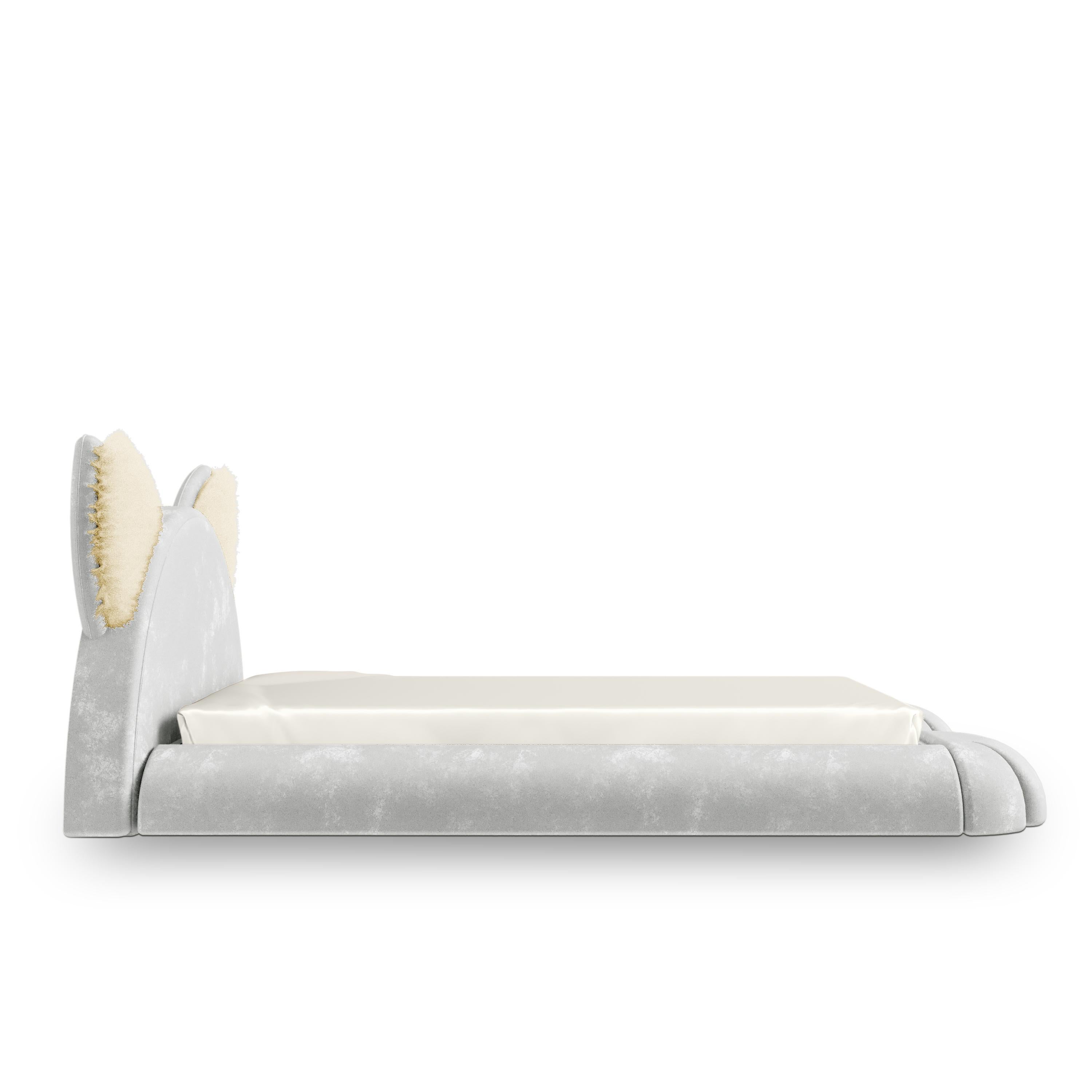 Il letto Nyra in velluto grigio chiaro è un lussuoso letto per bambini a forma di gatto progettato per trasformare le stanze dei bambini in spazi di immaginazione e comfort. Rivestita in velluto grigio chiaro, questa elegante tonalità neutra