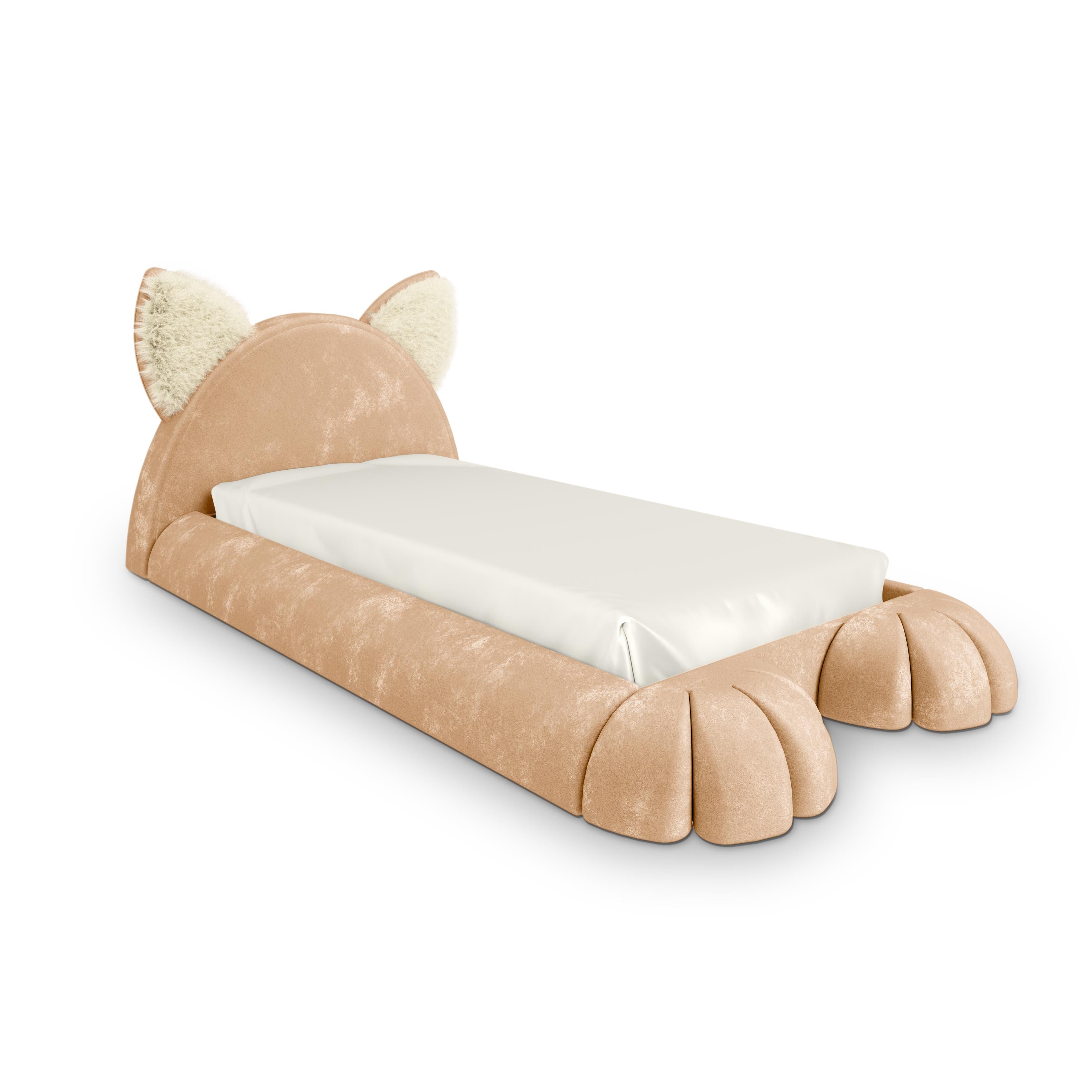 Il letto Nyra in velluto Lion è un lussuoso letto per bambini a forma di gatto progettato per trasformare le stanze dei bambini in spazi di immaginazione e comfort. Rivestita in velluto rosa, questa elegante tonalità neutra aggiunge una presenza