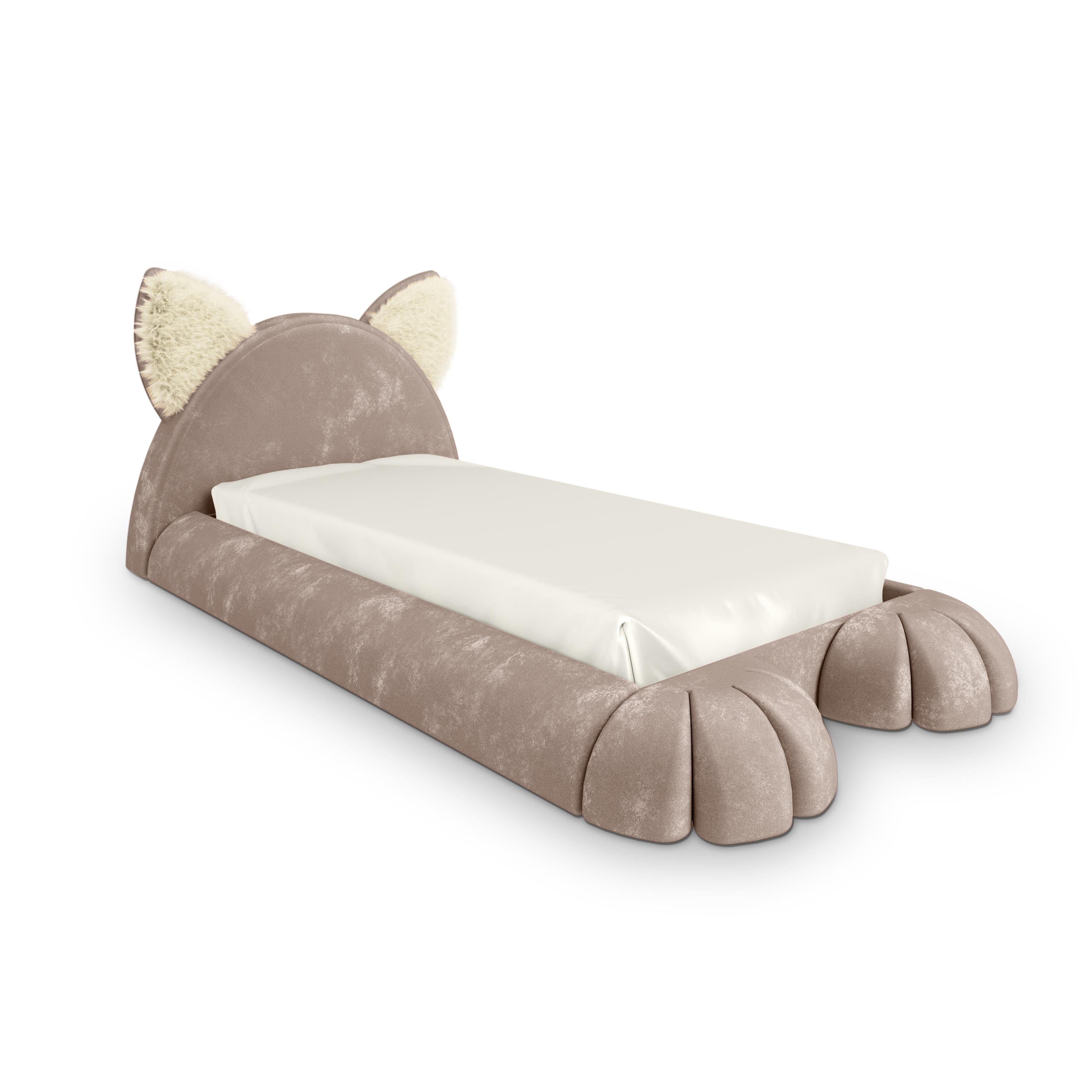 Il letto Nyra in velluto Lion è un lussuoso letto per bambini a forma di gatto progettato per trasformare le stanze dei bambini in spazi di immaginazione e comfort. Rivestita in velluto rosa, questa elegante tonalità neutra aggiunge una presenza