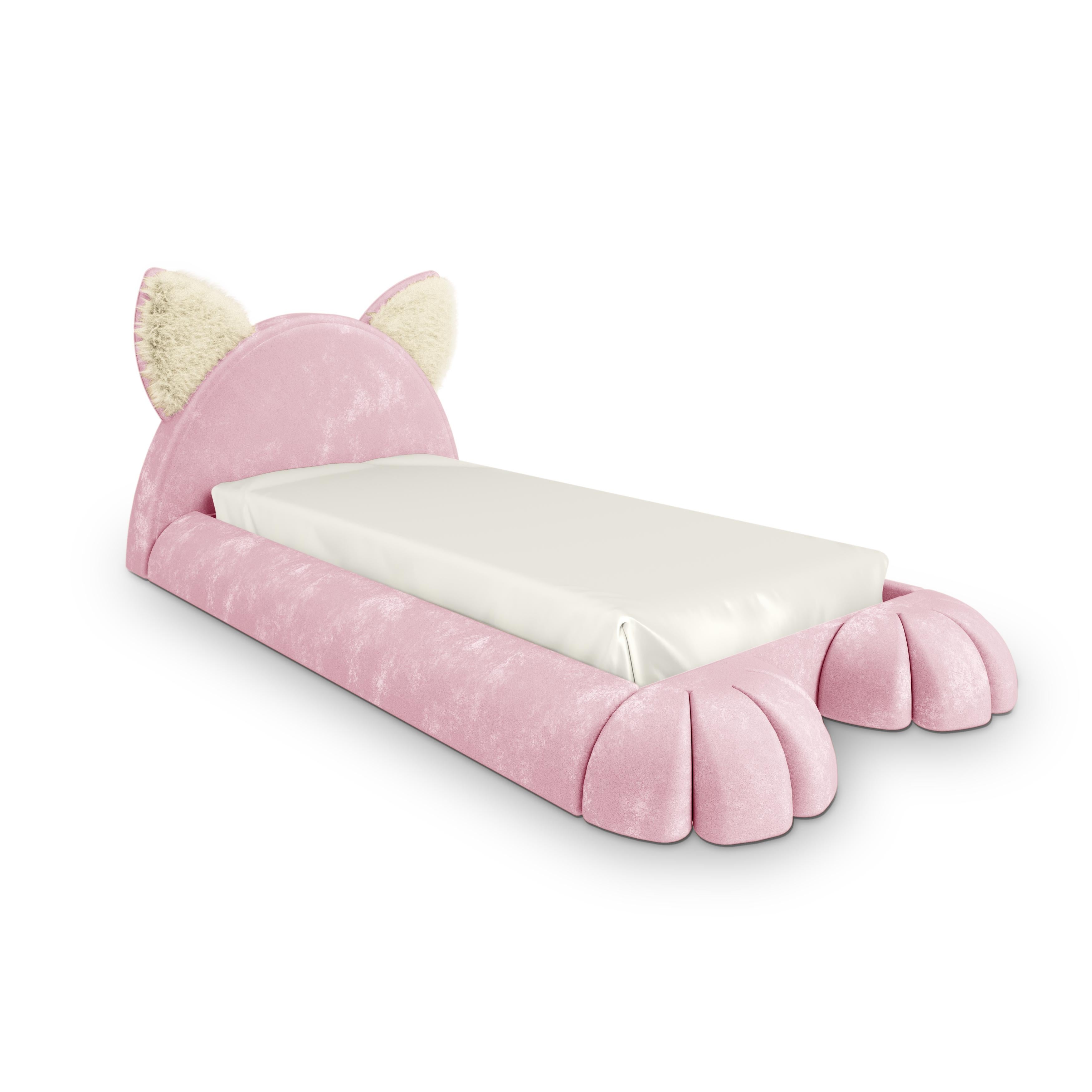 Le lit Nyra en velours rose est un luxueux lit pour enfants en forme de chat conçu pour transformer les chambres d'enfants en espaces d'imagination et de confort. Tapissée de velours rose, cette élégante teinte neutre ajoute une présence apaisante