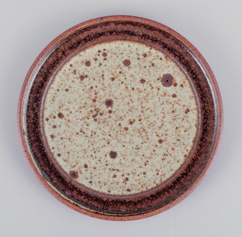 Nysted Ceramics, Danemark
Six assiettes en céramique faites à la main dans les tons Brown.
Dans les années 1960/70.
En parfait état.
Signé.
Dimensions : D 18,0 cm.