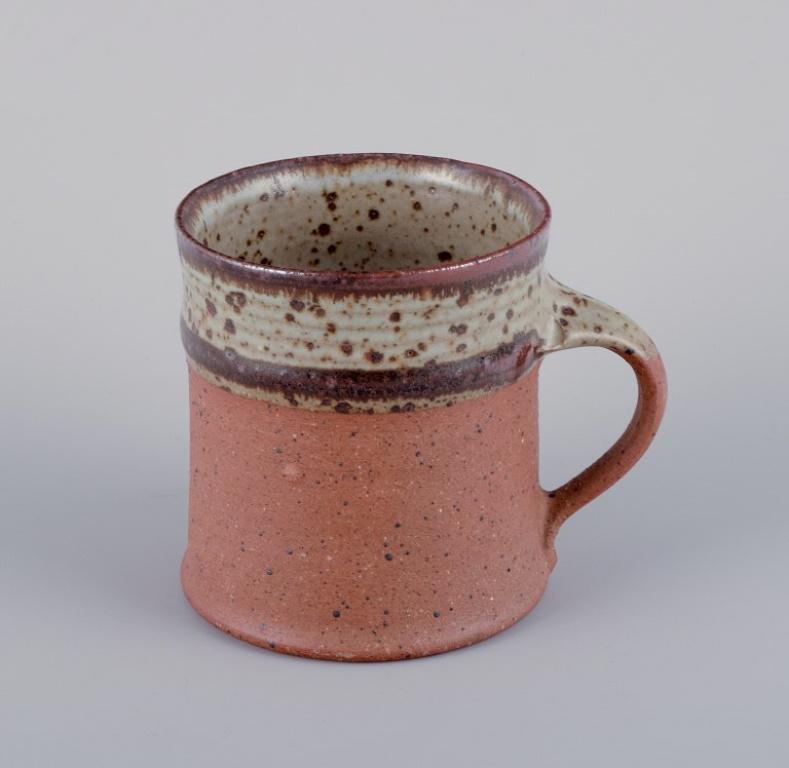 Danois Nysted Ceramics, Danemark. Trois tasses en céramique dans les tons Brown. en vente