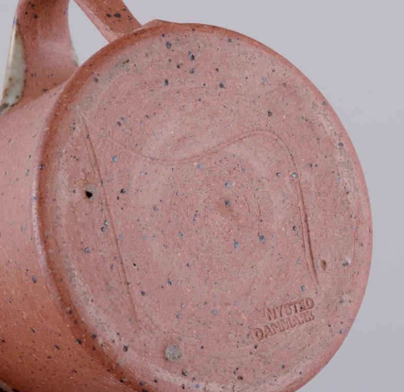 Nysted Ceramics, Dänemark. Drei Tassen aus Keramik in braunen Farbtönen. (Glasiert) im Angebot