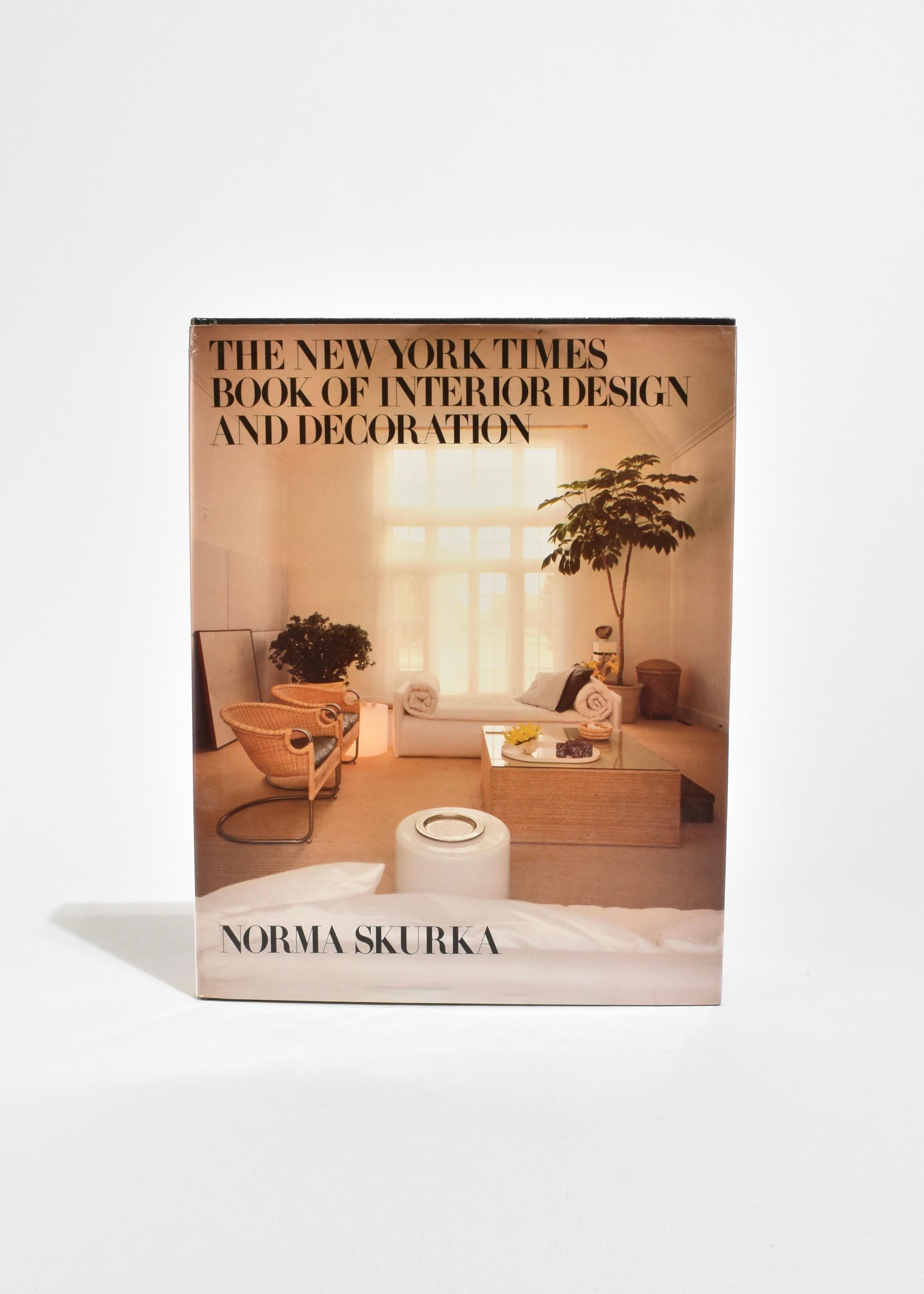 Libro vintage de tapa dura, The New York Times Book of Interior Design and Decoration, de Norma Skurka. Publicado por Quadrangle & The New York Times Book Co., 1976. Primera edición, 416 páginas.

Este extenso volumen, un amplio estudio visual y