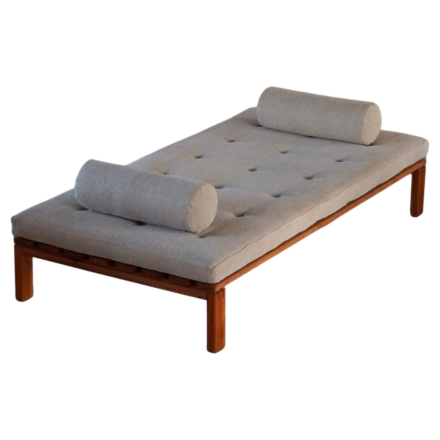 Nyt I Bo Daybed, Made in Pine, Reupholstered, Danish Mid-Century Modern, 1970s