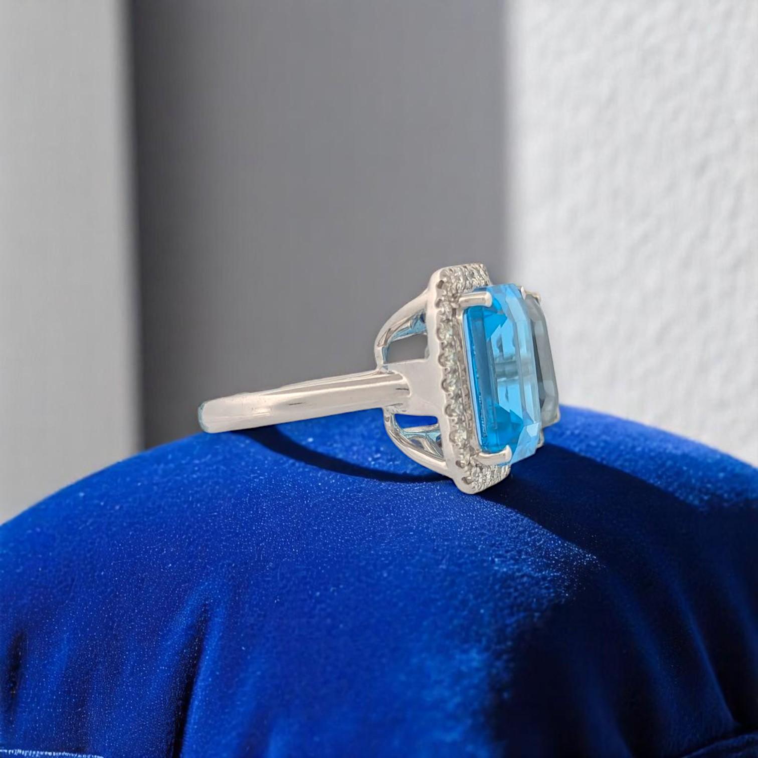 Nyx 14K White Gold Blue Topaz & Diamond Ring – 12.30ct Topaz, .37ct Diamonds Corte esmeralda en venta