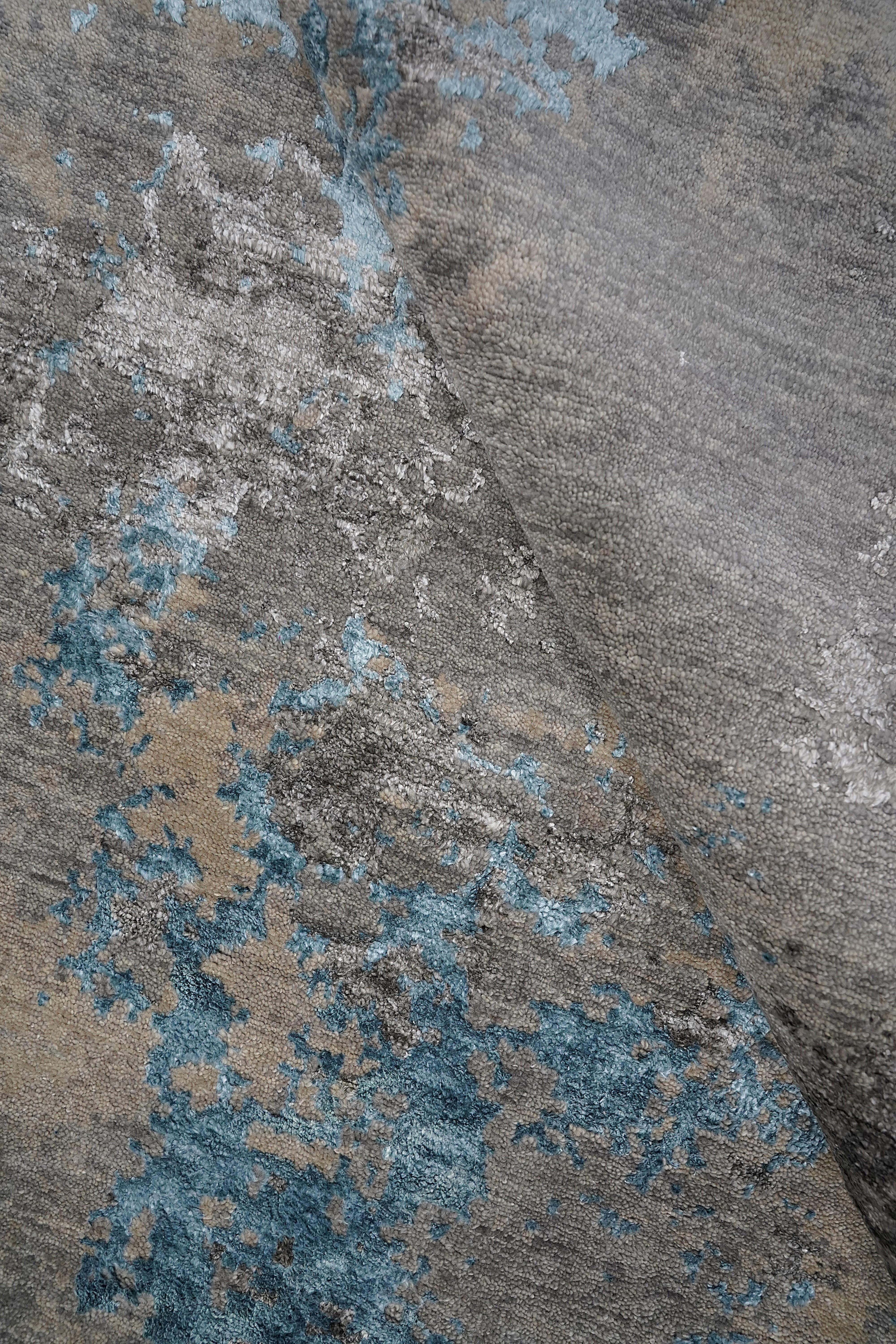 Moderno Nyxia Hand Knotted Modern Silk Rug in Beige Blue and Grey Peach Colours by Hands in vendita
