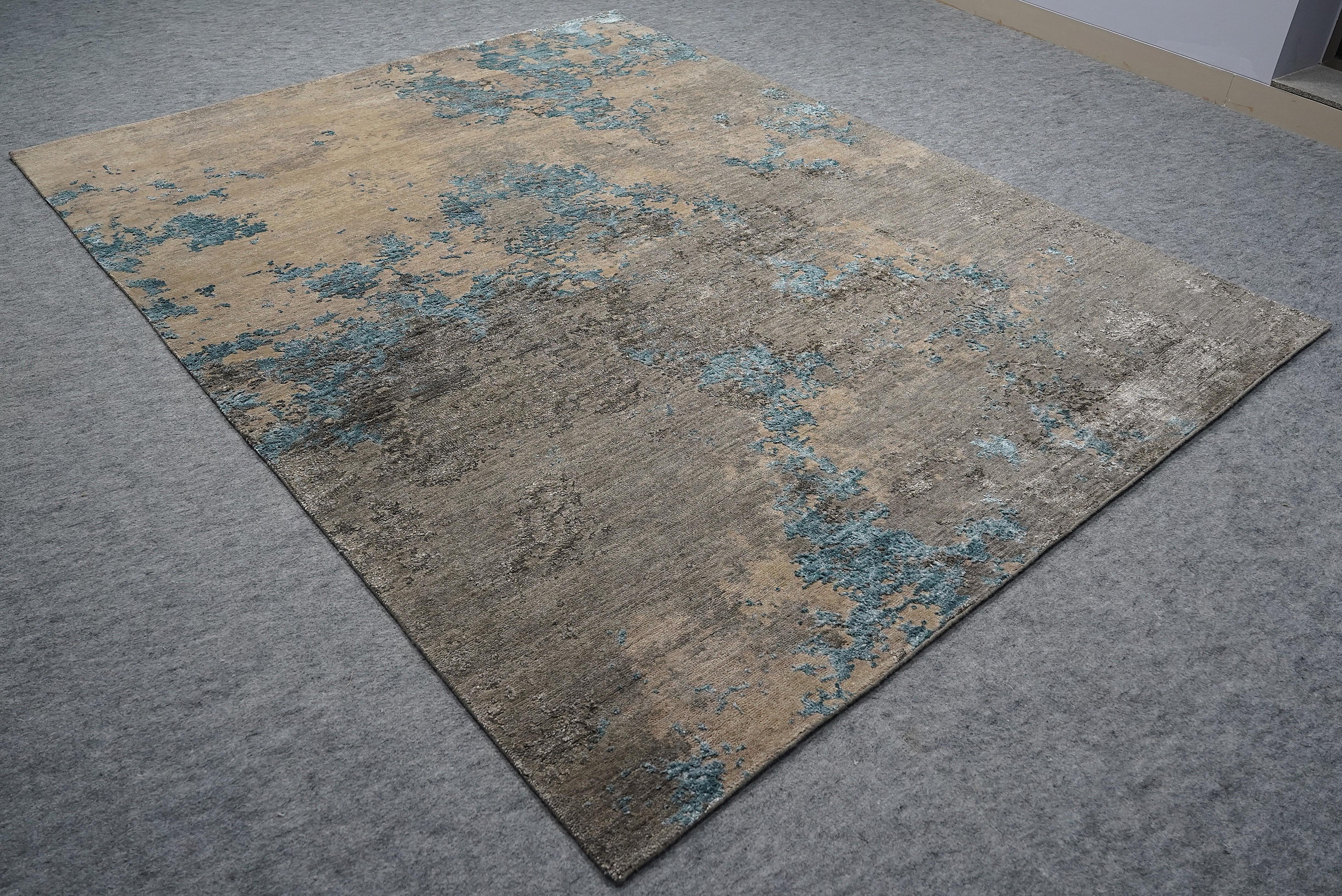 Indiano Nyxia Hand Knotted Modern Silk Rug in Beige Blue and Grey Peach Colours by Hands in vendita