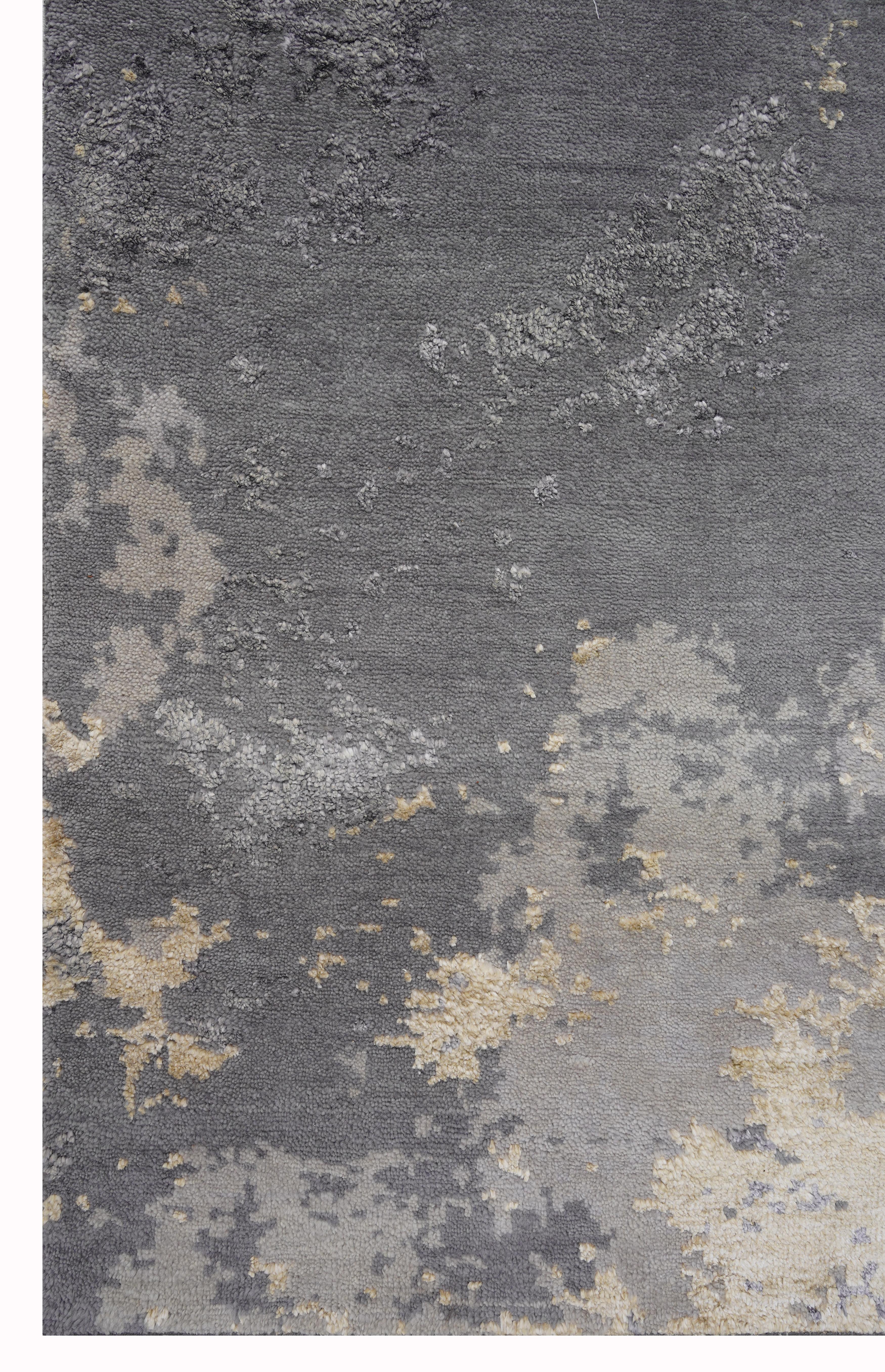 Nyxia Hand Knotted Modern Silk Rug in Beige Blue and Grey Peach Colours by Hands In condizioni Nuovo in vendita a New Delhi, IN