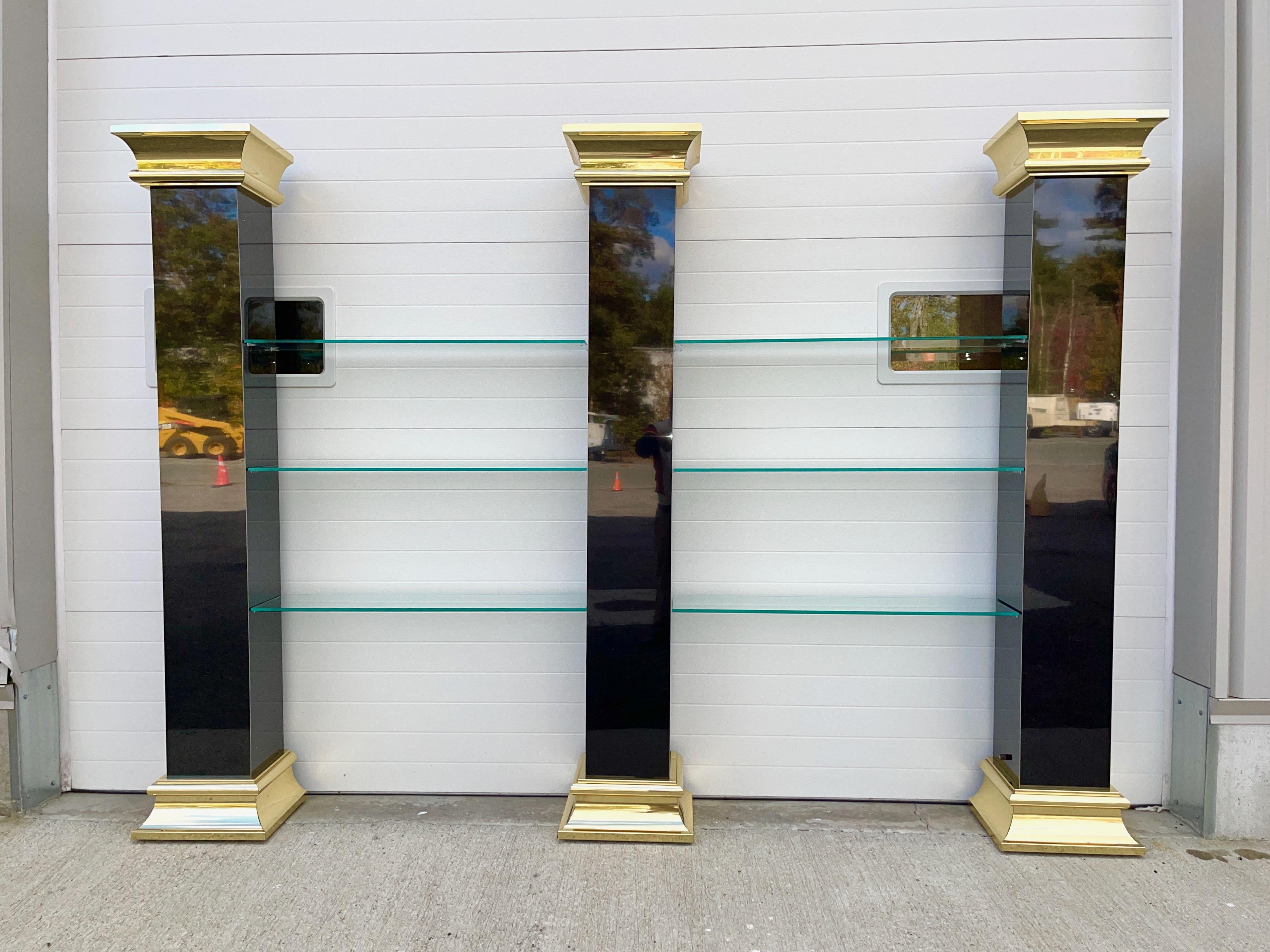 Entworfen von O.B. Solie und offiziell als Pillars Wall Unit #P/145 von Ello Furniture Manufacturing Co. bekannt, ist diese Einrichtung in tadellosem Zustand.
Hochglänzende schwarze Laminatsäulen erscheinen als glasartiger Lack. Hochglanzpolierte