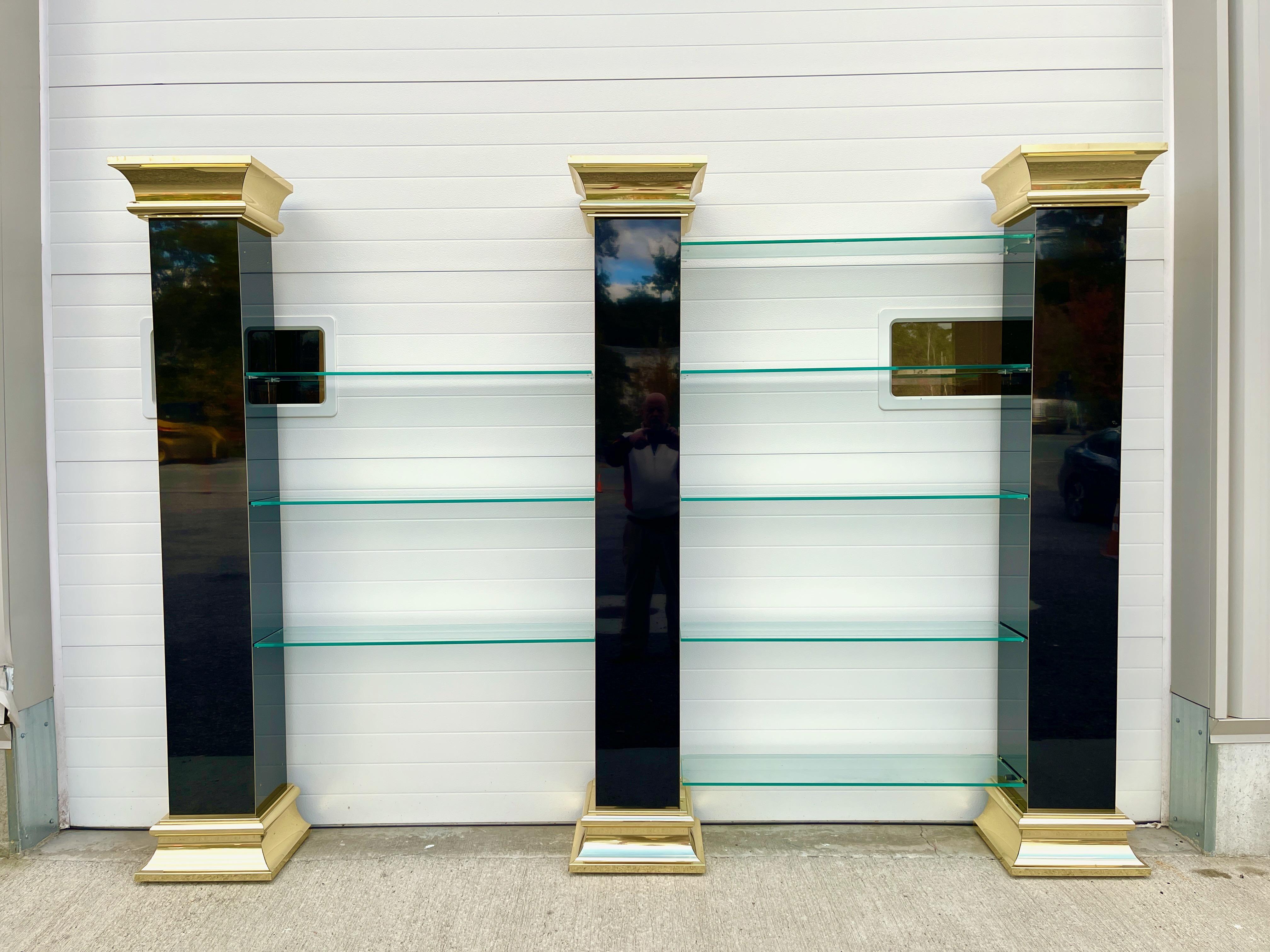 O. B. Solie für Ello Dreisäulen-Regalschrank aus Glas und Spiegeln (Hollywood Regency) im Angebot