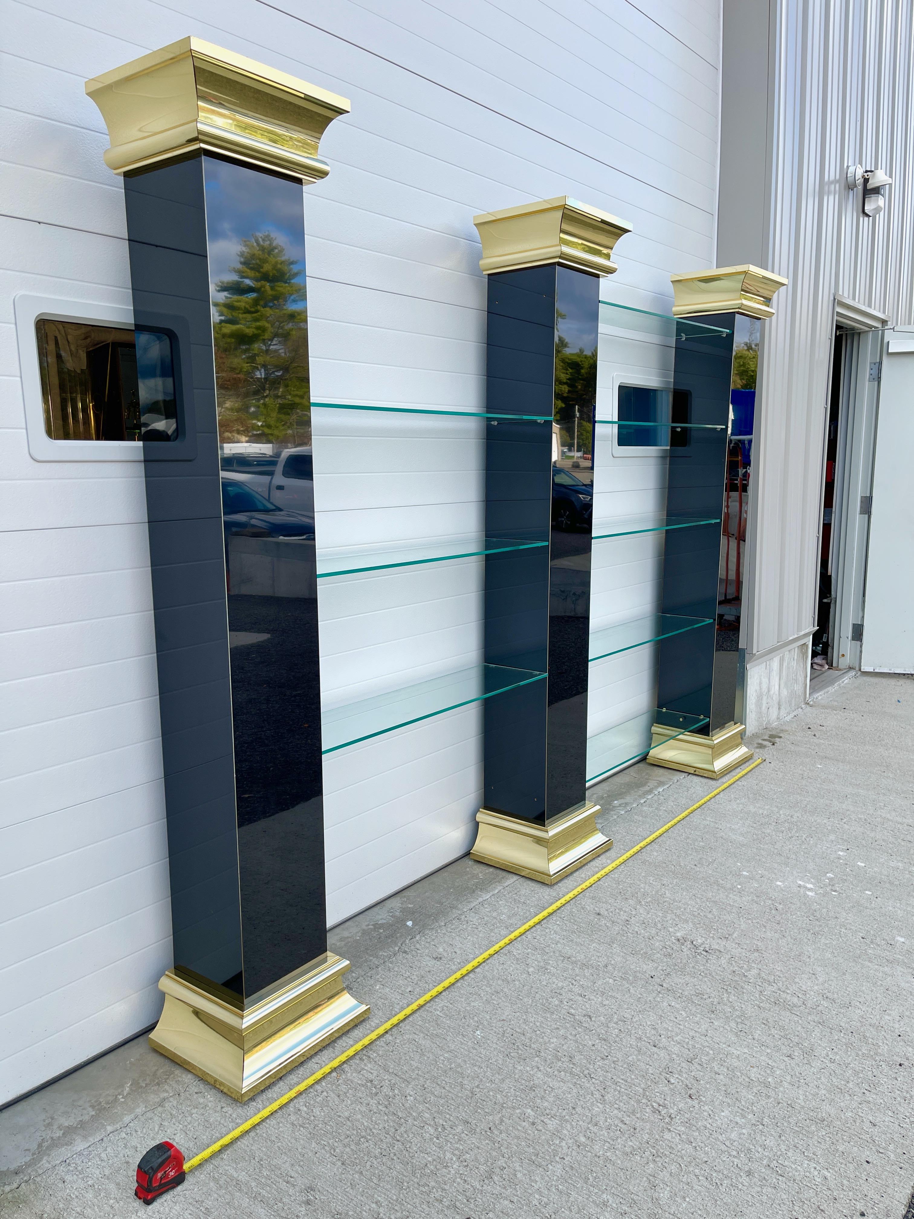 O. B. Solie für Ello Dreisäulen-Regalschrank aus Glas und Spiegeln im Zustand „Gut“ im Angebot in Hanover, MA