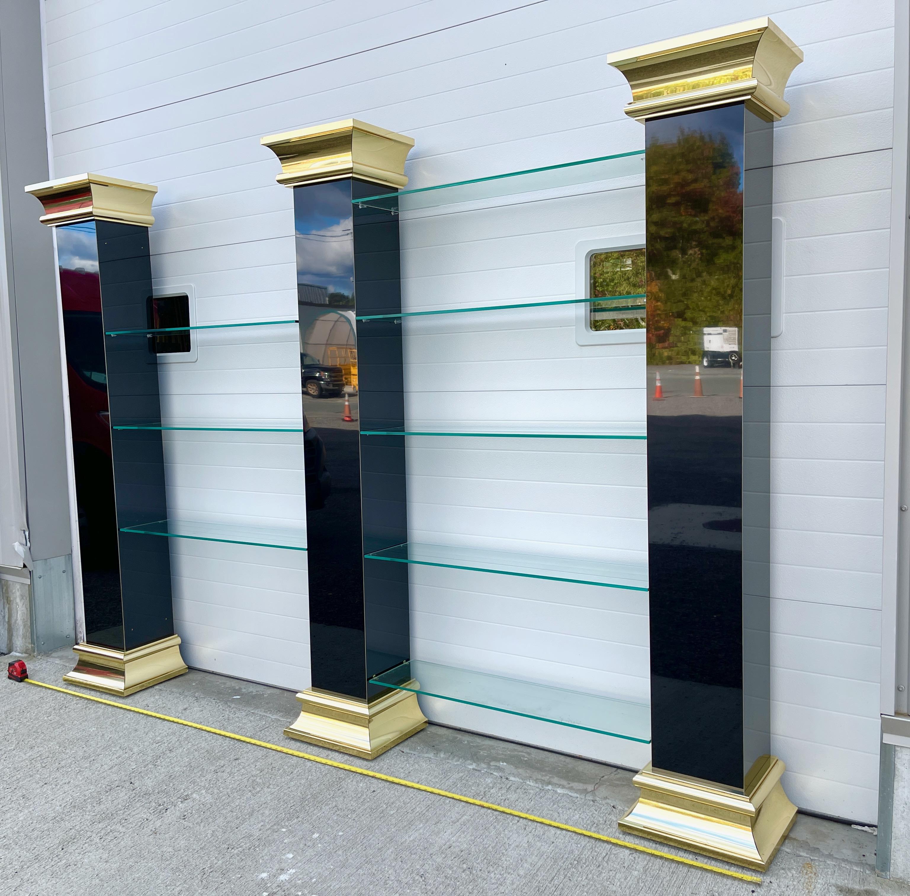 O. B. Solie für Ello Dreisäulen-Regalschrank aus Glas und Spiegeln (Aluminium) im Angebot