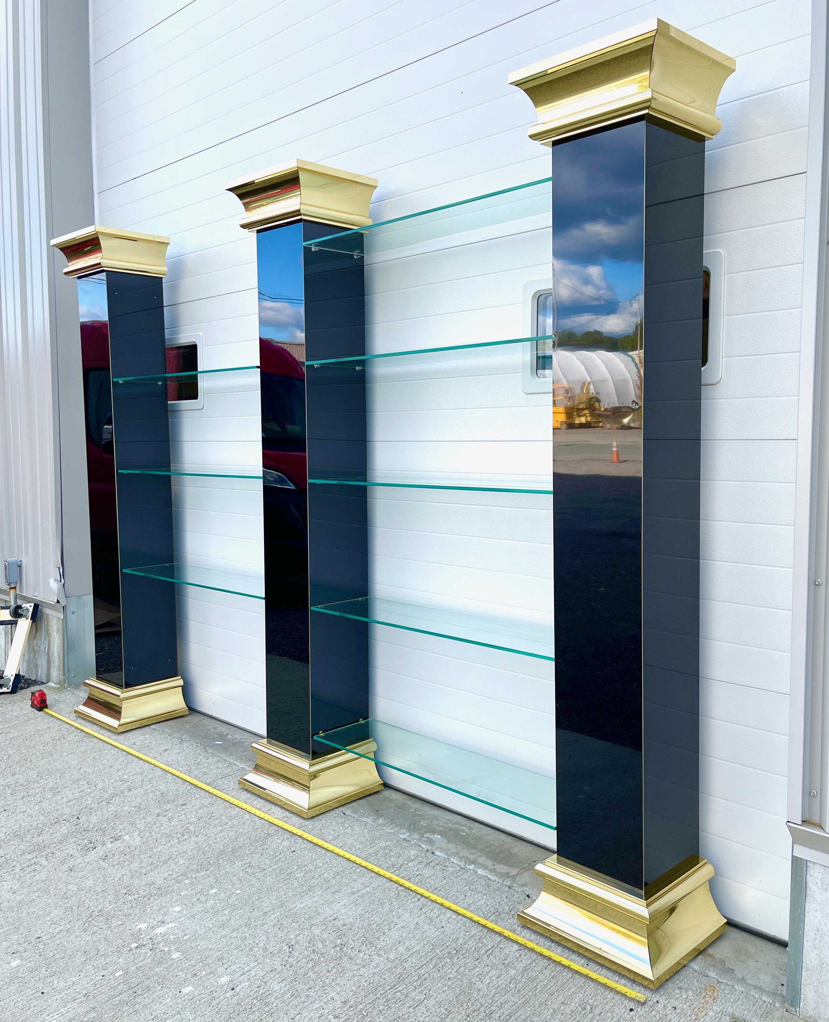 O. B. Solie für Ello Dreisäulen-Regalschrank aus Glas und Spiegeln im Angebot 1