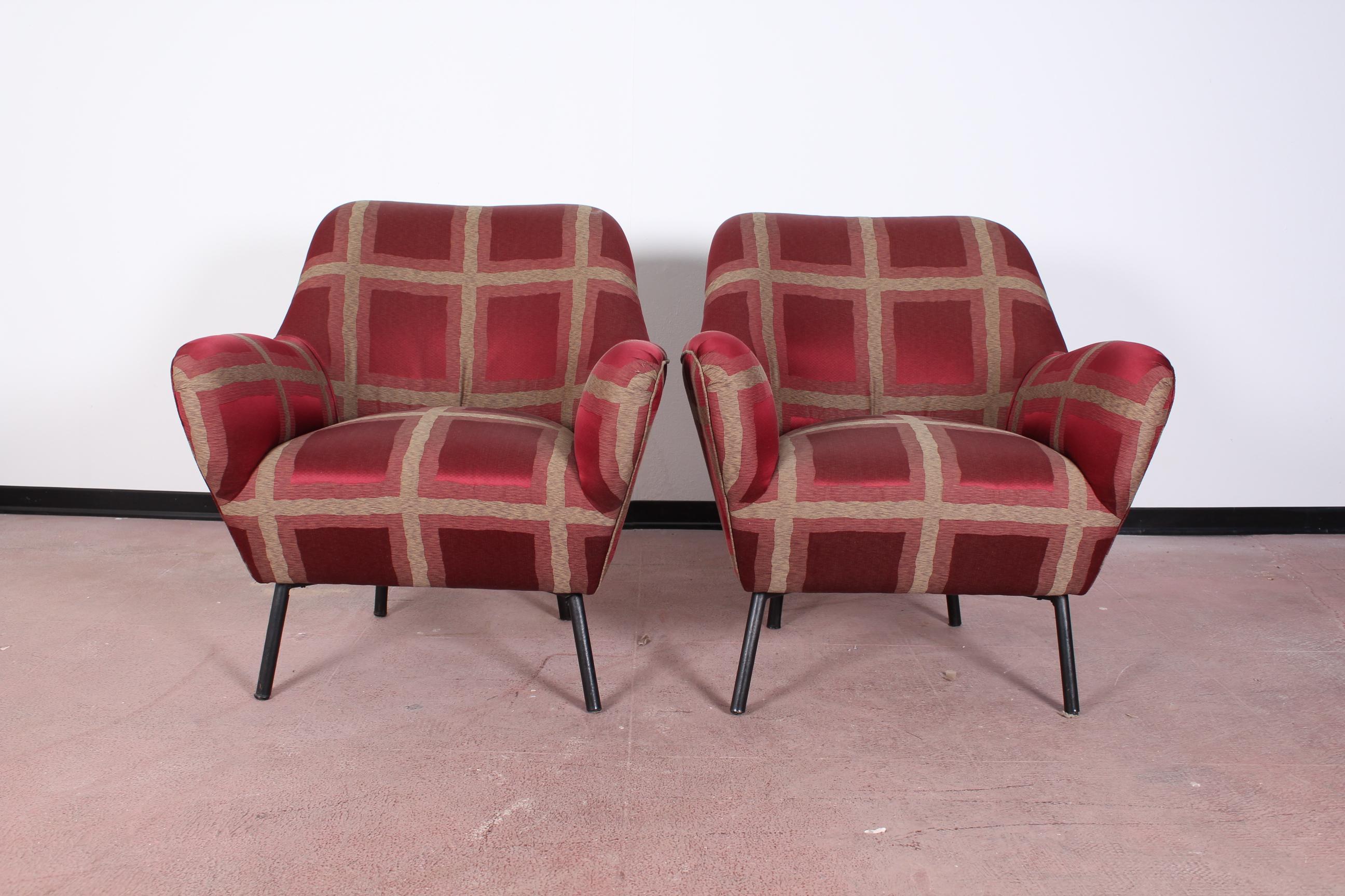 Beautiful pair of 50s armchairs attributed to Osvaldo Borsani, with structure and feet in wood and upholstery in red satin worked with extended squares.
Wear consistent with age and use.