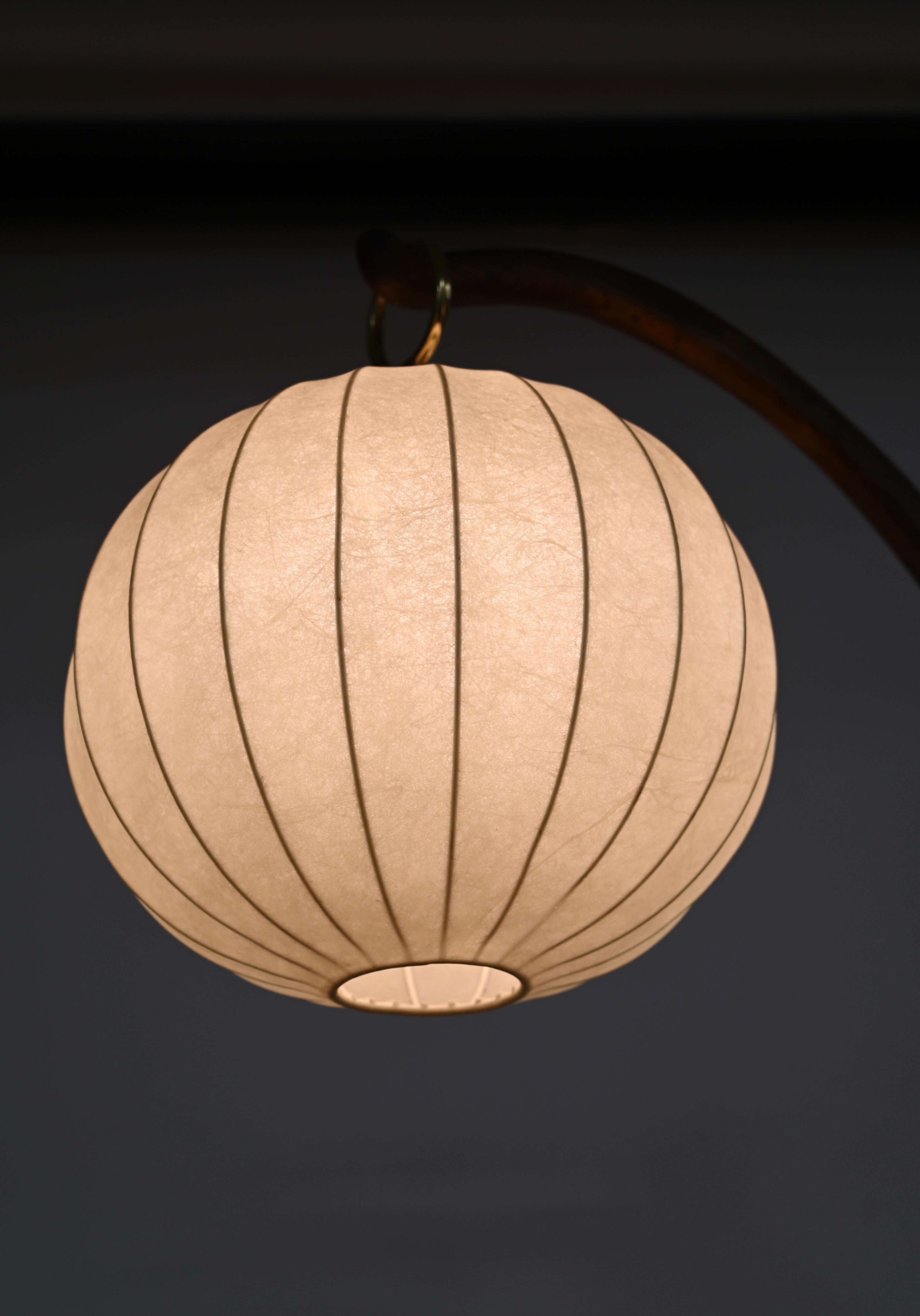 O. Borsani Lampada da terra scultorea con tavolo in noce e ottone, Cocoon, Italia 1950 2