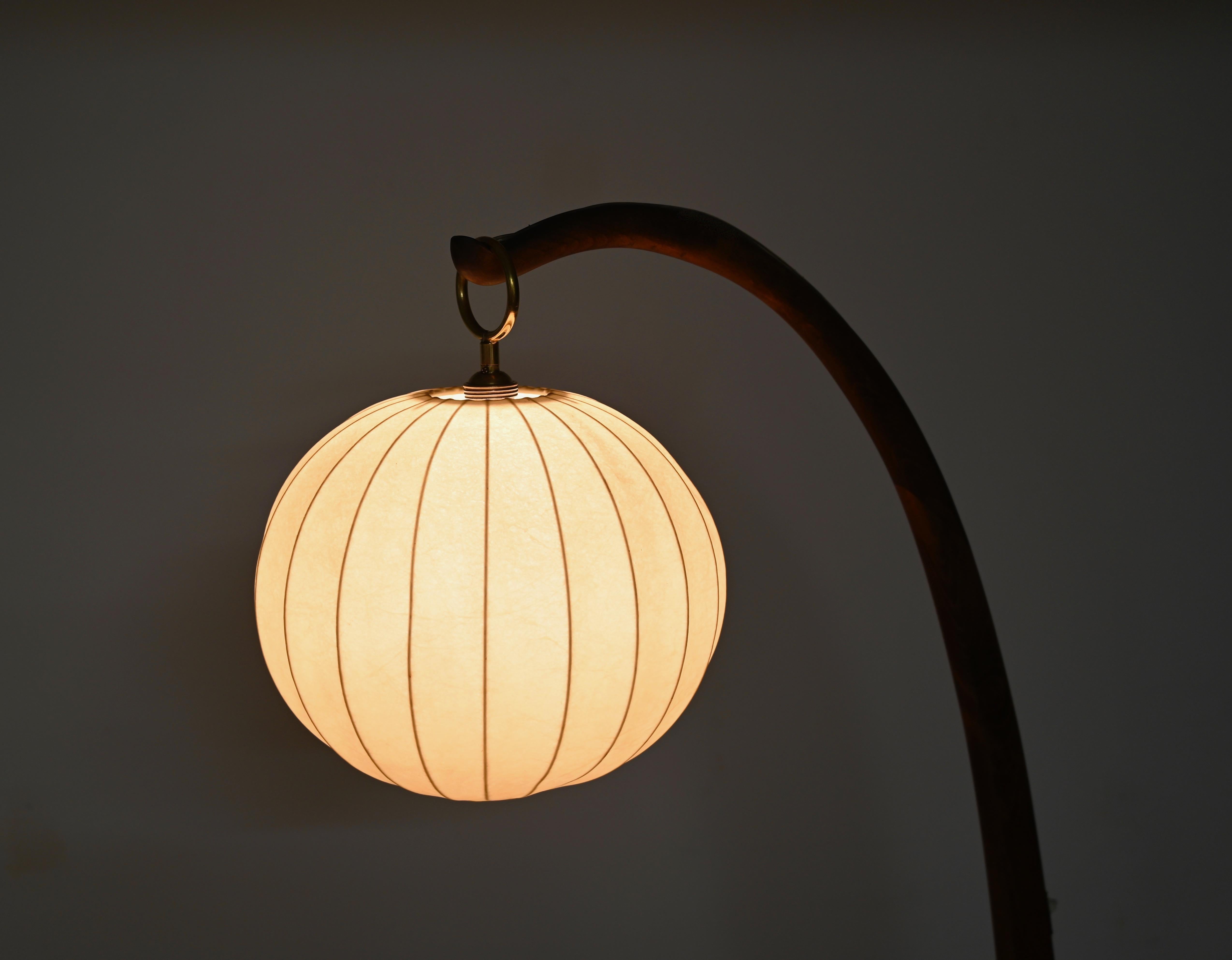 O. Borsani Lampada da terra scultorea con tavolo in noce e ottone, Cocoon, Italia 1950 8
