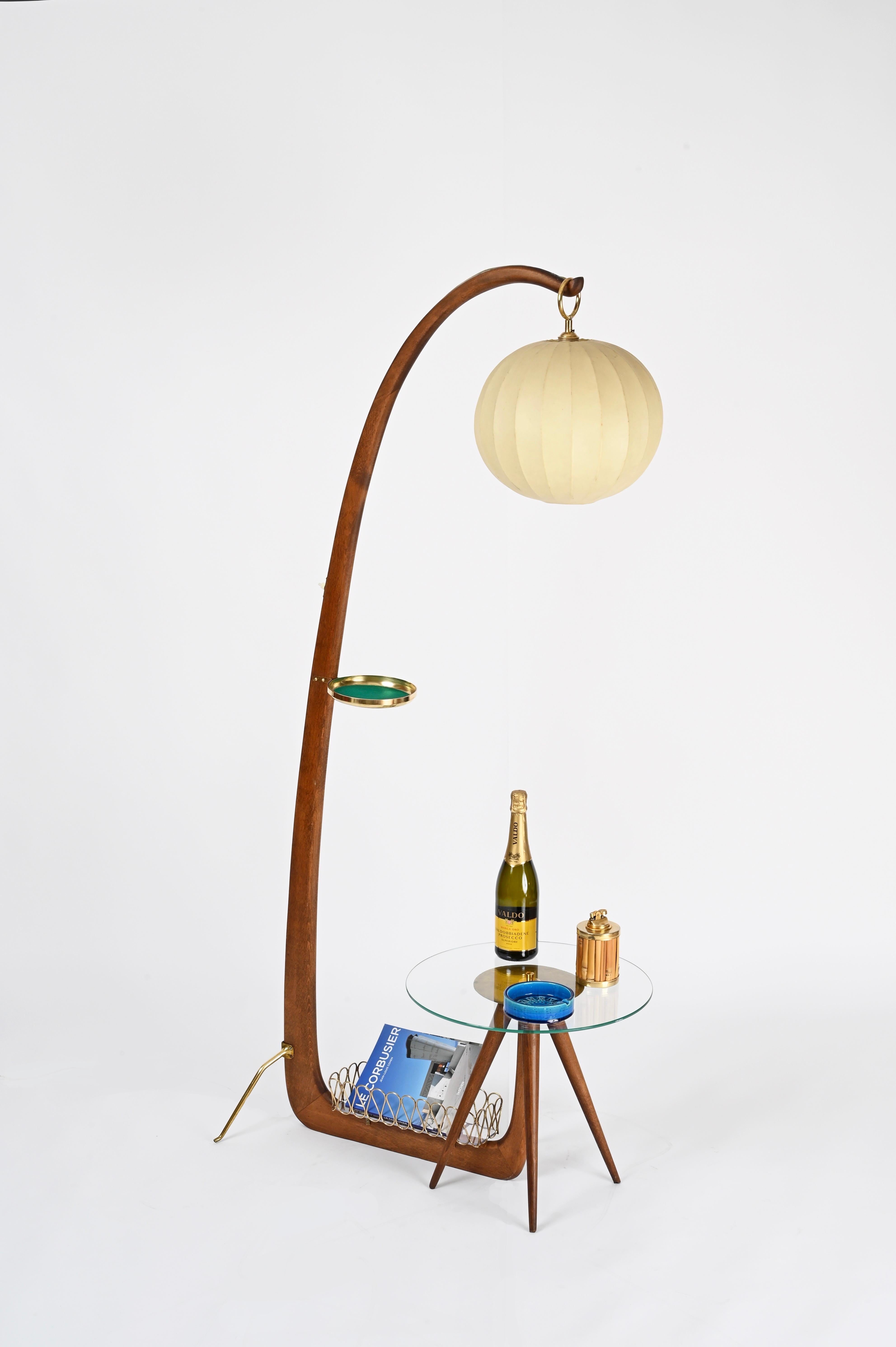 Spettacolare e unica lampada da terra disegnata da Osvaldo Borsani su commissione privata e prodotta in Italia negli anni Cinquanta. Un eccezionale esempio di artigianato italiano del Mid-Century in cui illuminazione, mobili e sculture si fondono in