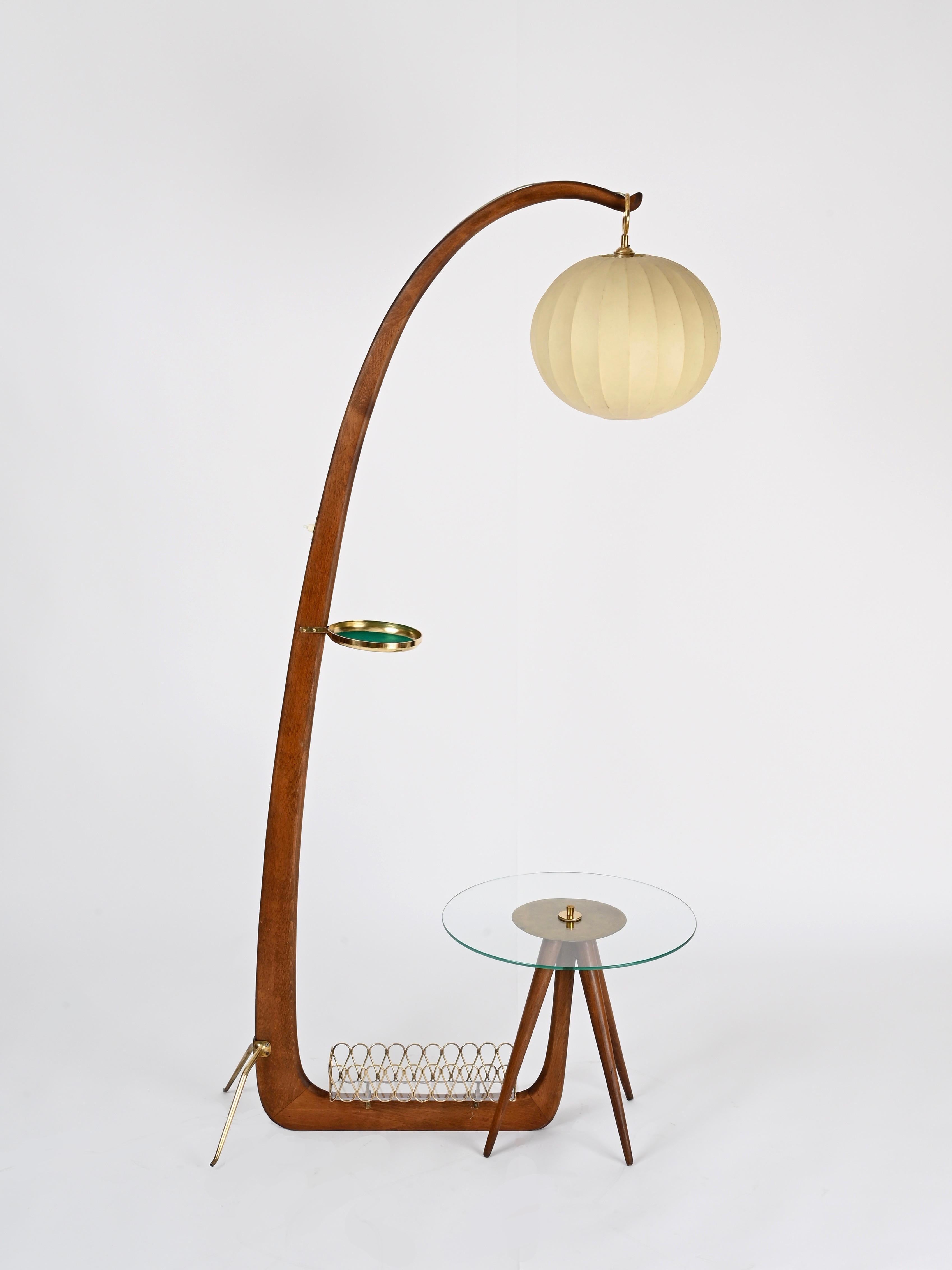 Italiano O. Borsani Lampada da terra scultorea con tavolo in noce e ottone, Cocoon, Italia 1950