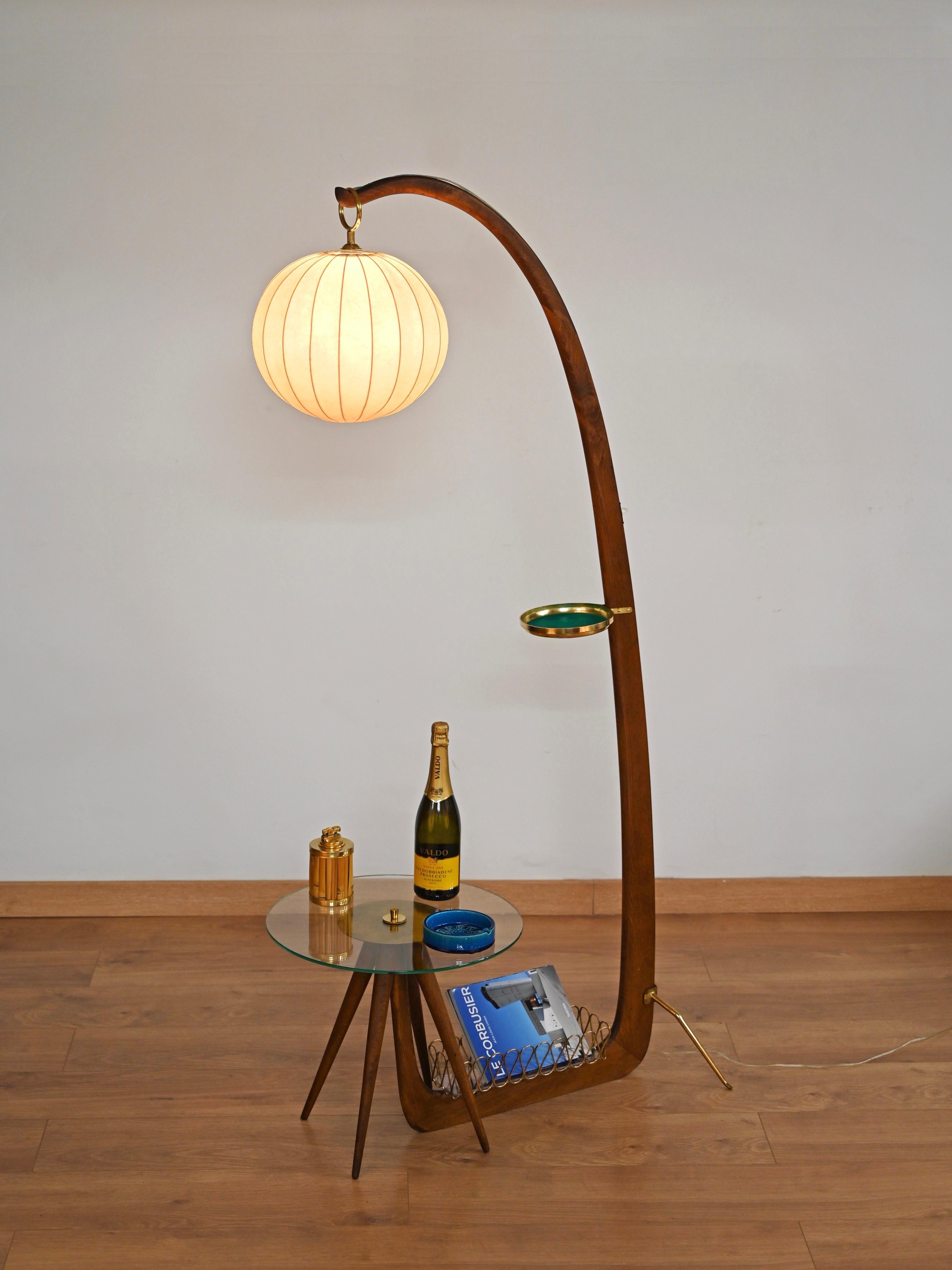 Fatto a mano O. Borsani Lampada da terra scultorea con tavolo in noce e ottone, Cocoon, Italia 1950