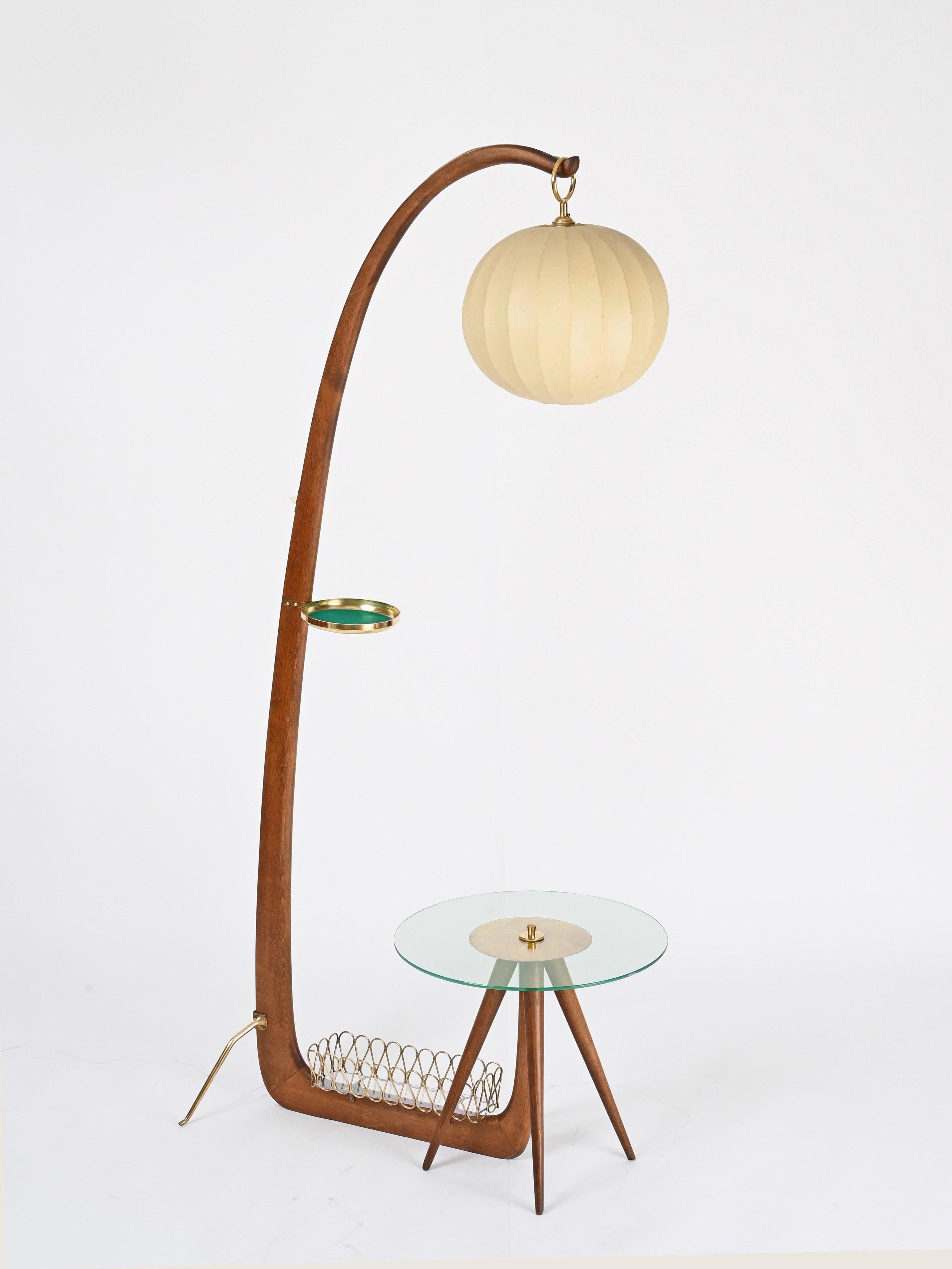 Ottone O. Borsani Lampada da terra scultorea con tavolo in noce e ottone, Cocoon, Italia 1950