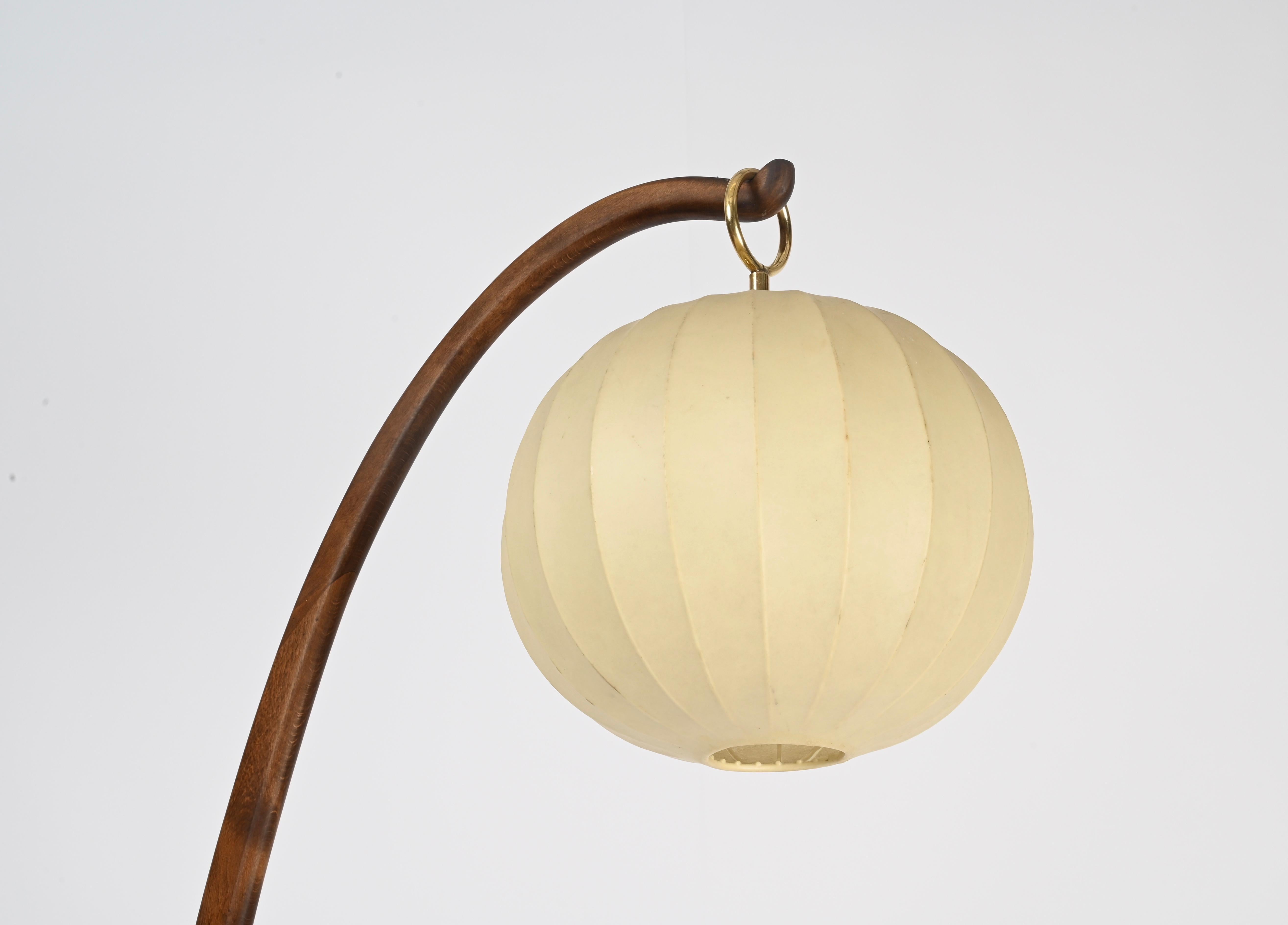 O. Borsani Lampada da terra scultorea con tavolo in noce e ottone, Cocoon, Italia 1950 1