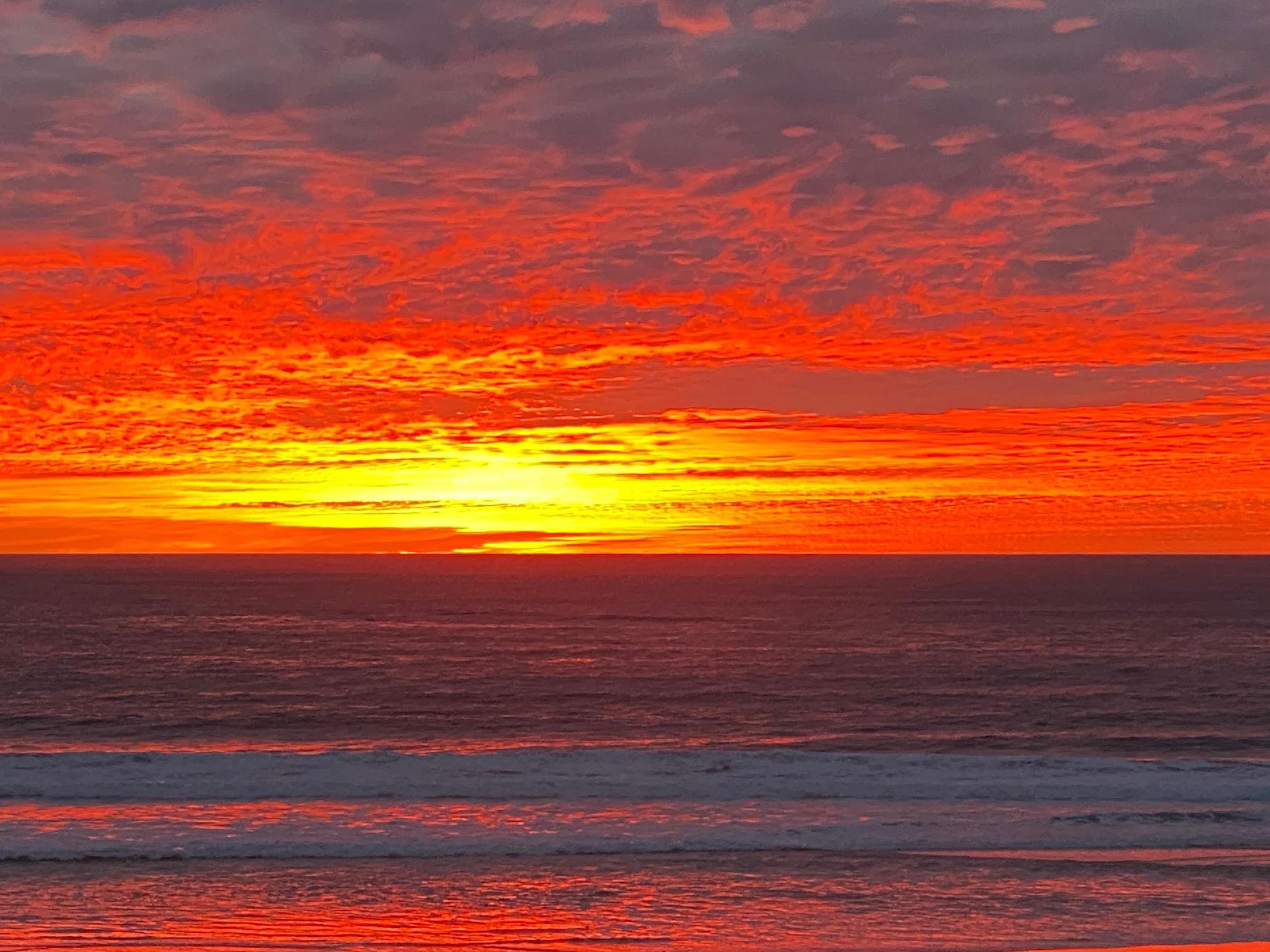 O Devan Color Photograph – Sonnenuntergang über dem Ozean, große Fotografie, Meereslandschaft  Auf Leinwand  1/10