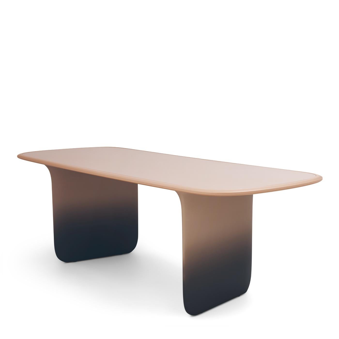 Die schattierte Lackierung verleiht den dünnen Tischbeinen eine auffallende geometrische Leichtigkeit und erweckt den Eindruck, als würde die Platte schweben.
