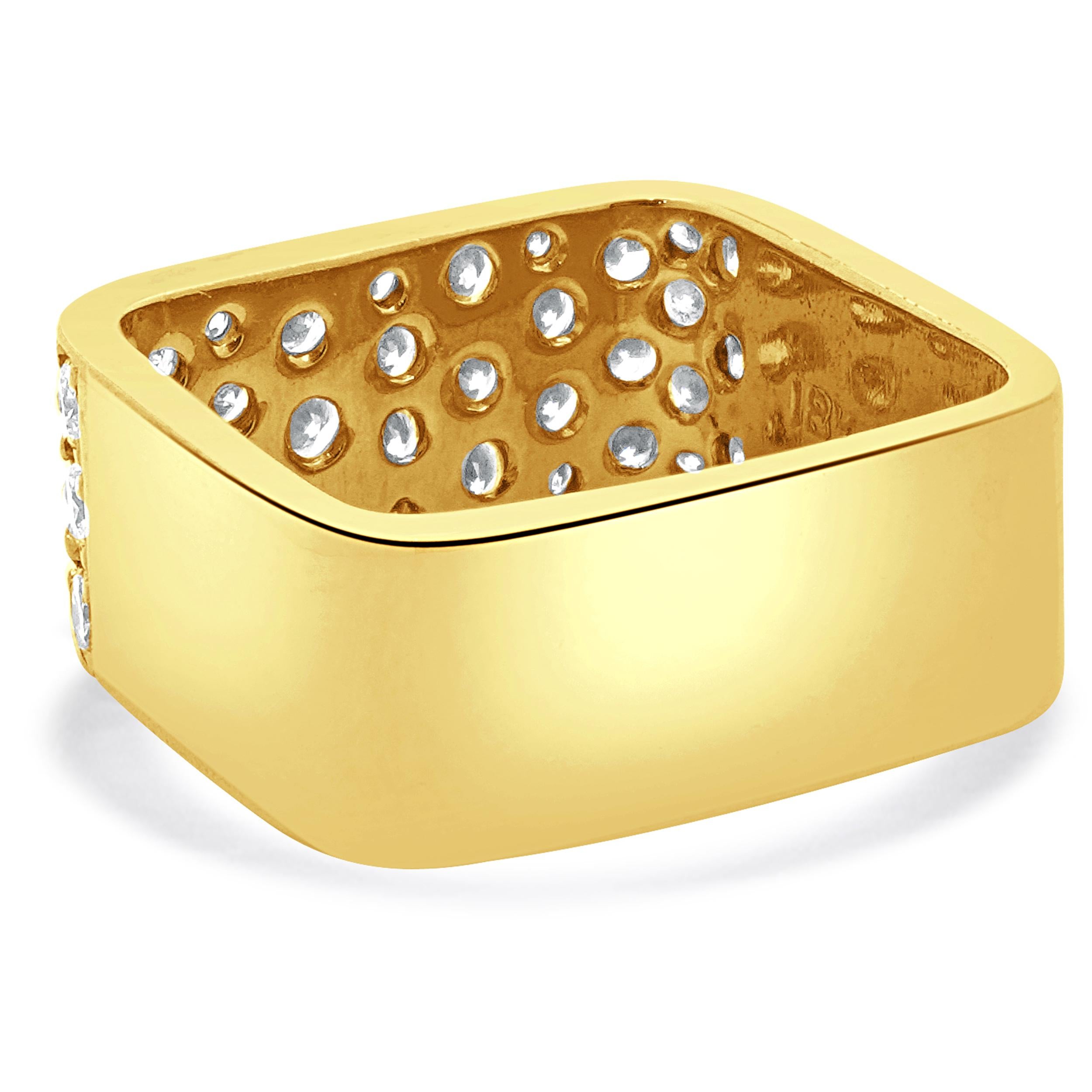 Taille ronde O Fiesh Bague en or jaune 18 carats à diamant carré pavé en vente