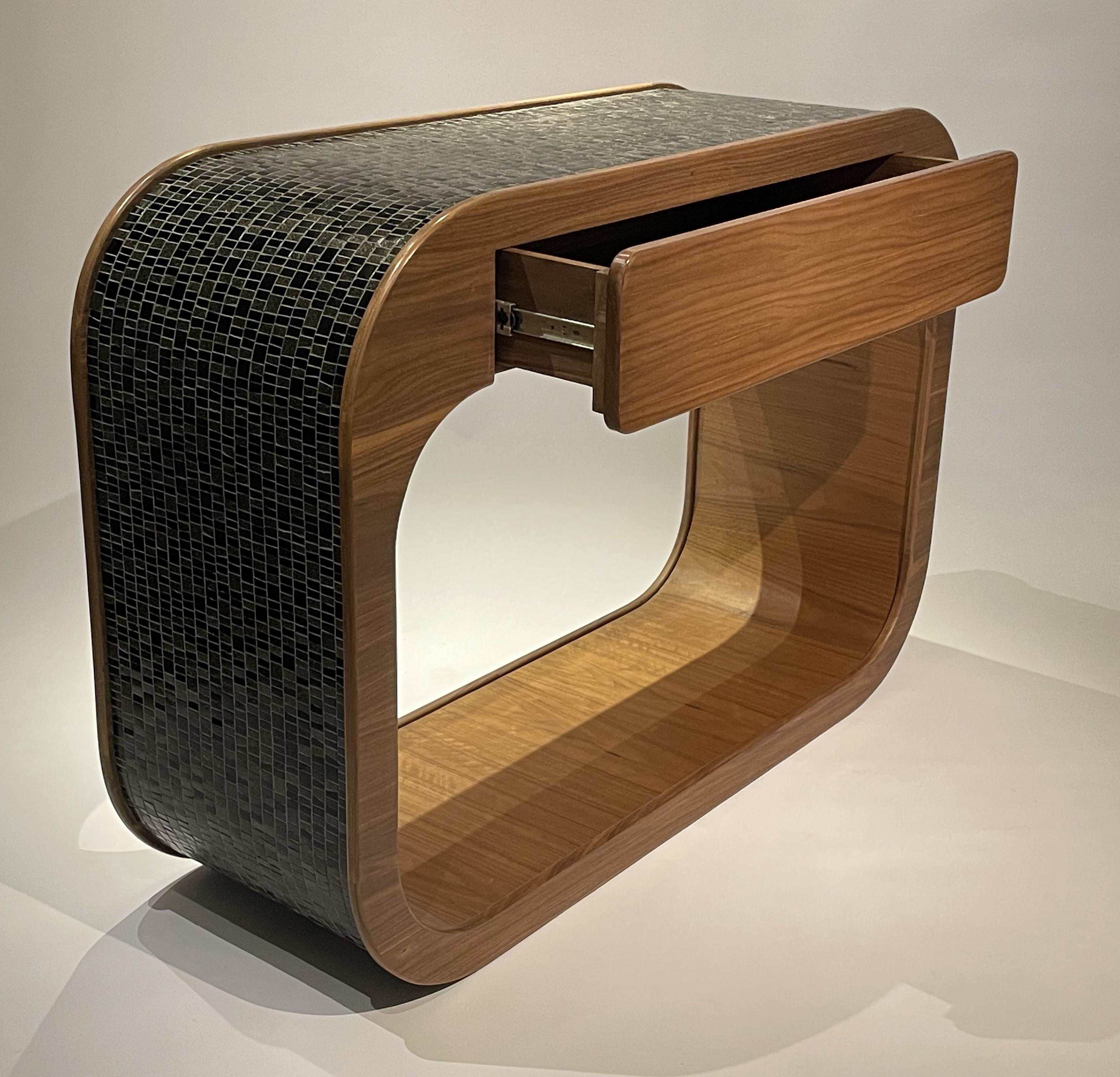 Conçue et fabriquée à la main en Égypte selon des méthodes artisanales traditionnelles. 

Représenté ici avec le cadre en bois massif de plage teinté en chêne brun. Intérieur en placage de bois de plage teinté en chêne brun. Extérieur en mosaïque