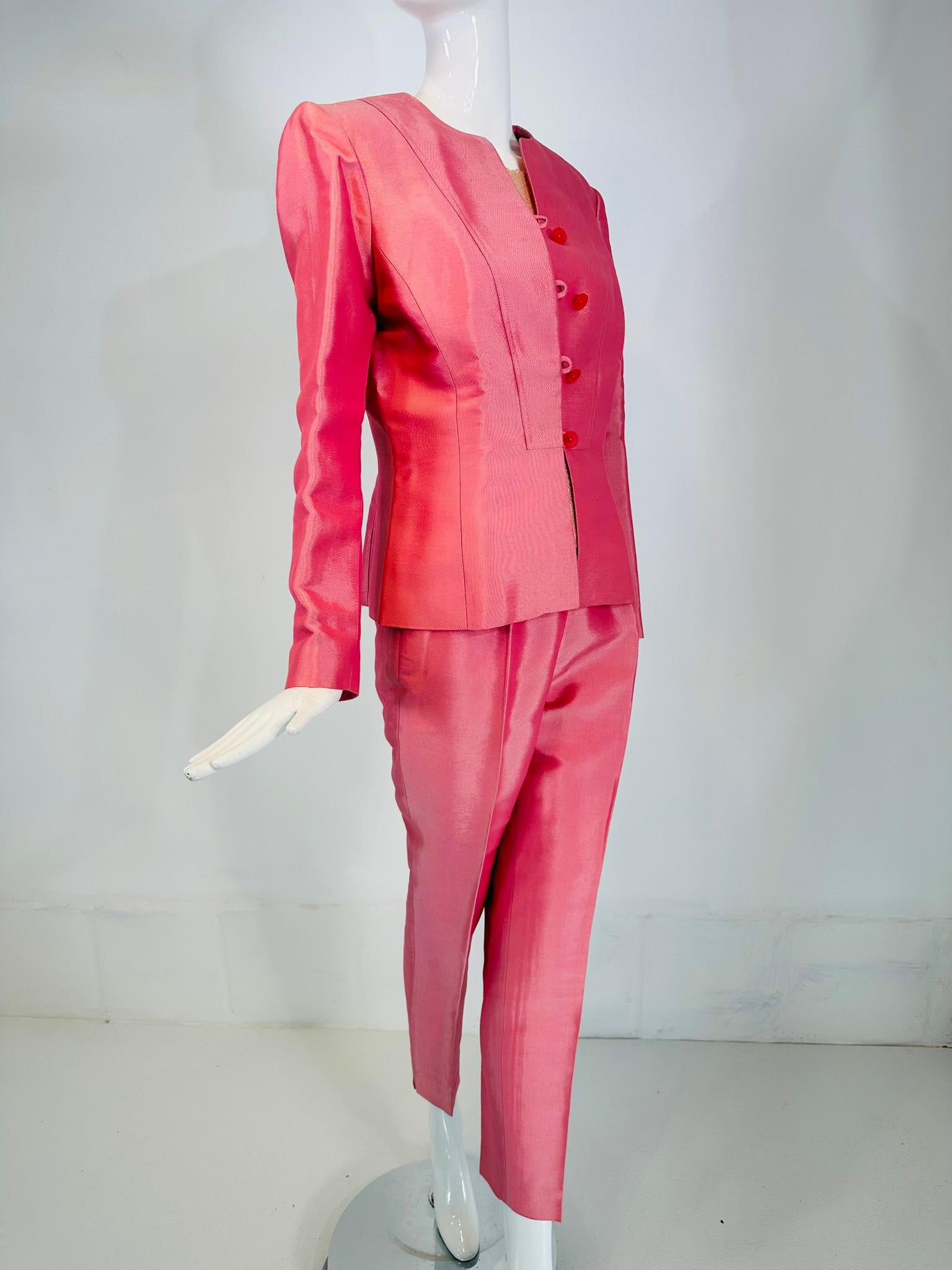 Oscar, Oscar De La Renta, giacca e pantaloni rosa 3 pezzi con un guscio di paillettes,  Il set di pantaloni è contrassegnato dalla taglia 4, il guscio dalla taglia media. Giacca rosa scuro e pantalone coordinato con guscio di paillettes rosa chiaro.