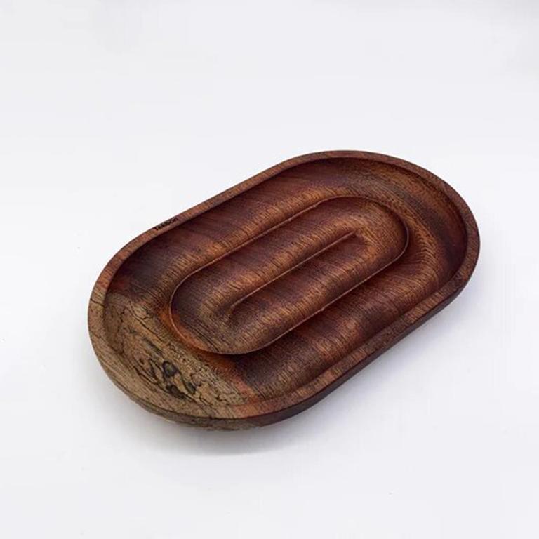 Découvrez la beauté et la polyvalence de la O-Plate1 ! Fabriqué en bois d'acajou, il peut servir de plateau à noix ou être utilisé pour ajouter de belles touches aux accessoires. Appréciez son charme naturel et laissez-vous séduire par les