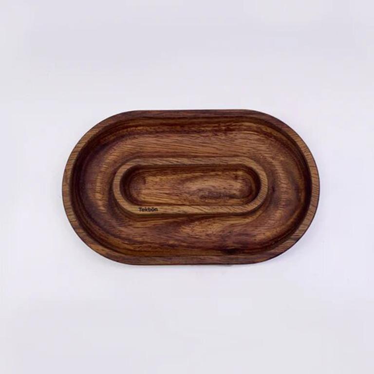 Die O-Plate 2 ist aus Teakholz gefertigt und kann sowohl als Nussplatte als auch als elegante Dekoration verwendet werden. Das langlebige Holz ist perfekt für den täglichen Gebrauch und seine natürliche Schönheit verleiht jedem Raum einen Hauch von