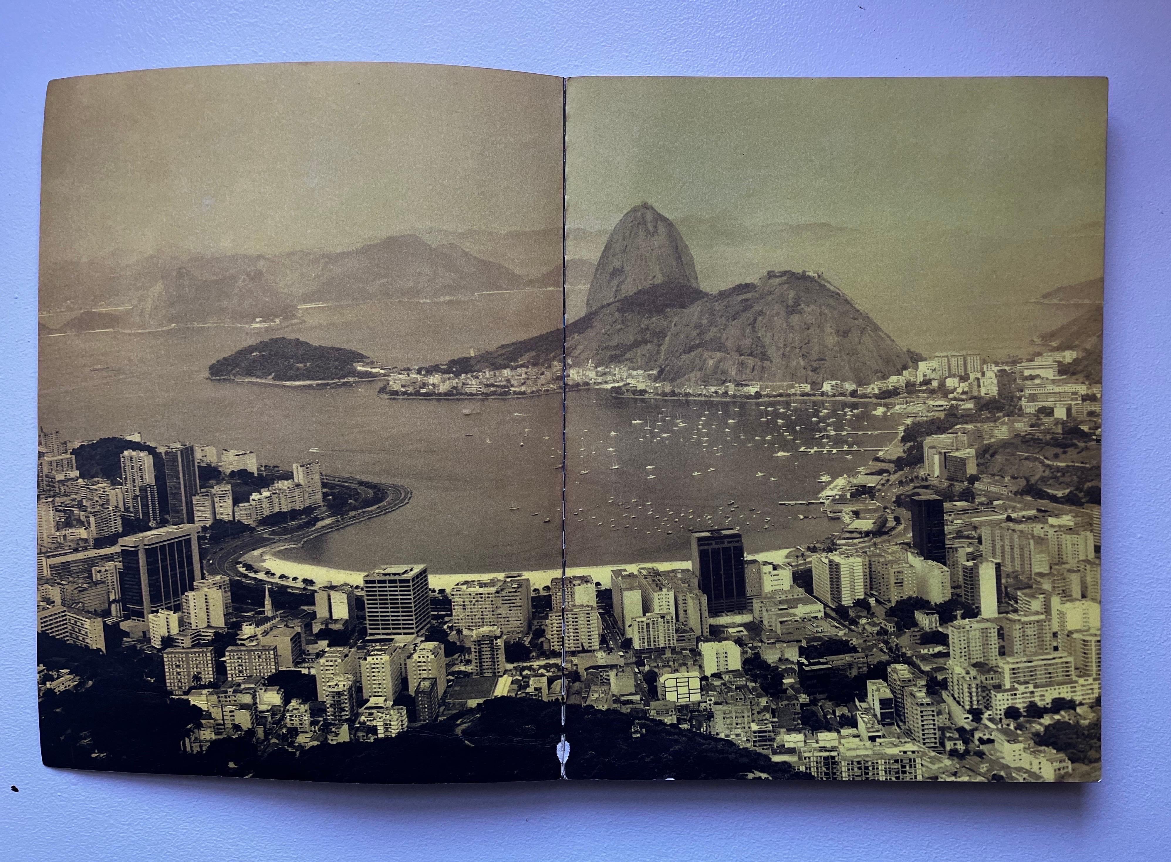 O Rio de Janeiro - Bruce Weber - 1986 - soft cover

Photographic book by Bruce Weber of February 1986, published by Alfred A. Knopf of New York. Entirely printed on matte paper with black and white images or tacked with numerous interior doors