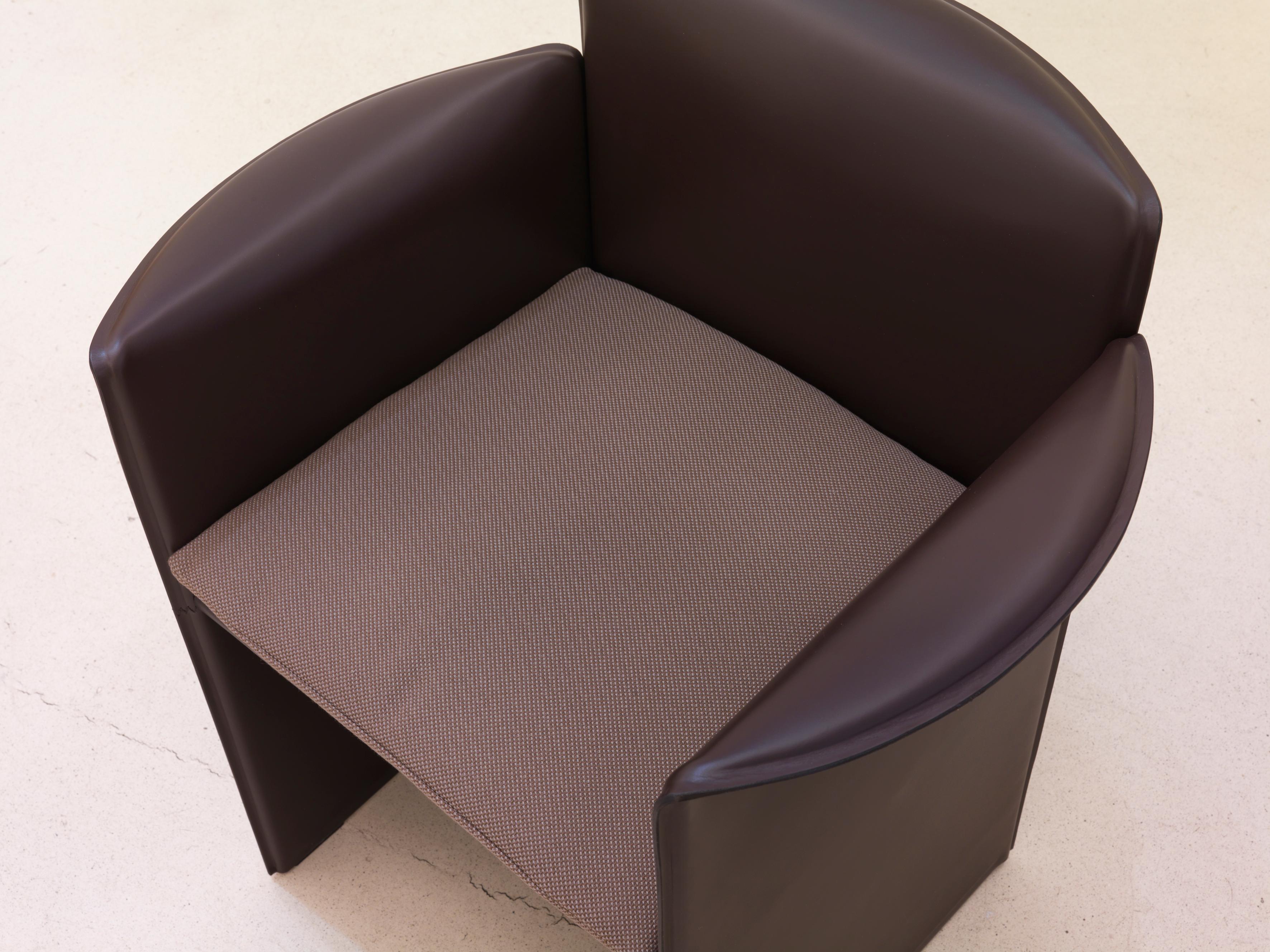 italien Petit fauteuil moderne du 21e siècle entièrement tapissé en cuir de peau en vente