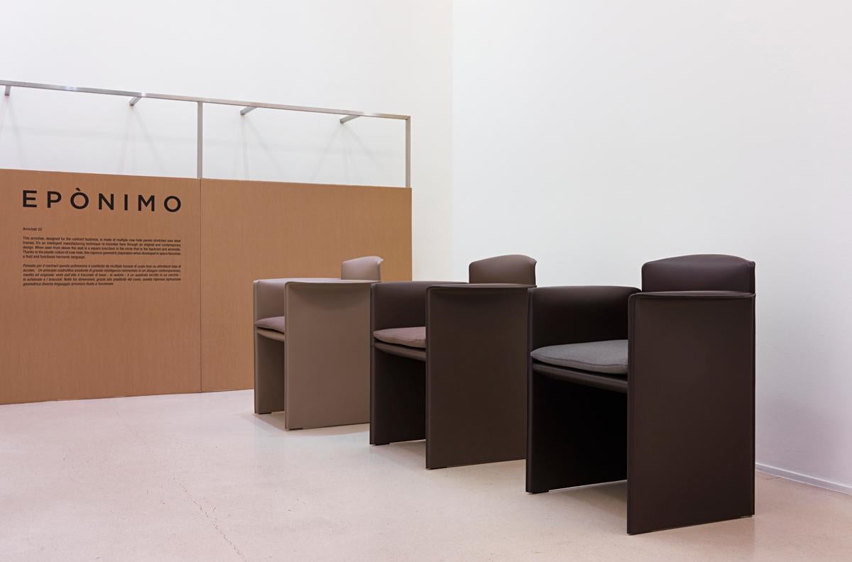 Moderner Sessel des 21. Jahrhunderts, vollständig mit Lederbezug gepolstert im Zustand „Neu“ im Angebot in Milan, IT