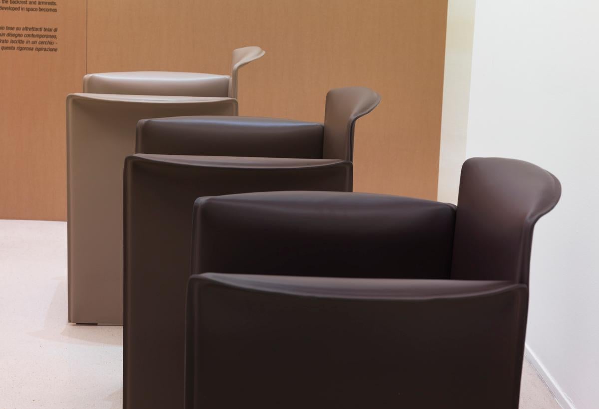 Petit fauteuil moderne du 21e siècle entièrement tapissé en cuir de peau Neuf - En vente à Milan, IT
