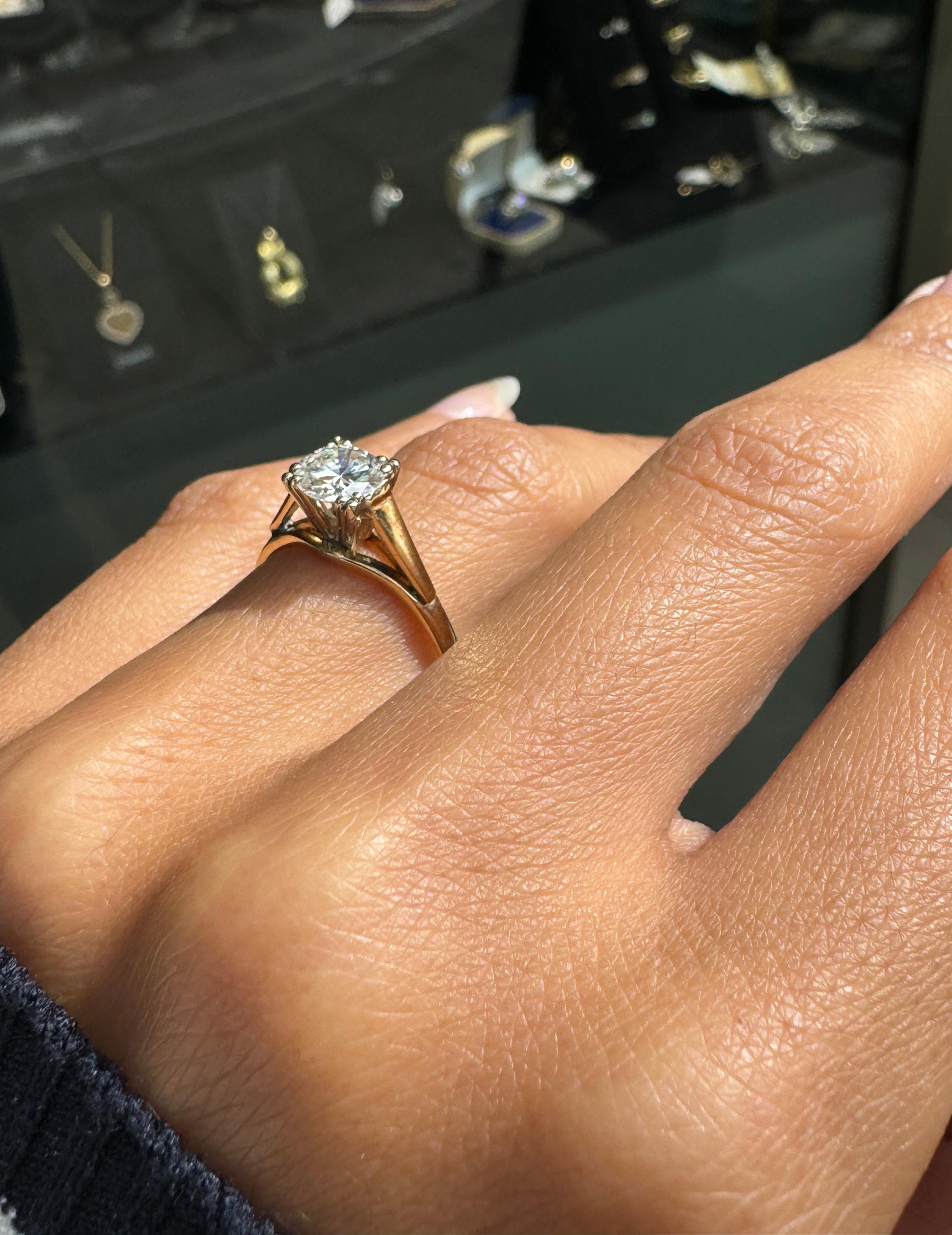 O.69 Carat Diamond and 18 Carat Yellow and White Gold Solitaire Engagement Ring For Sale 1