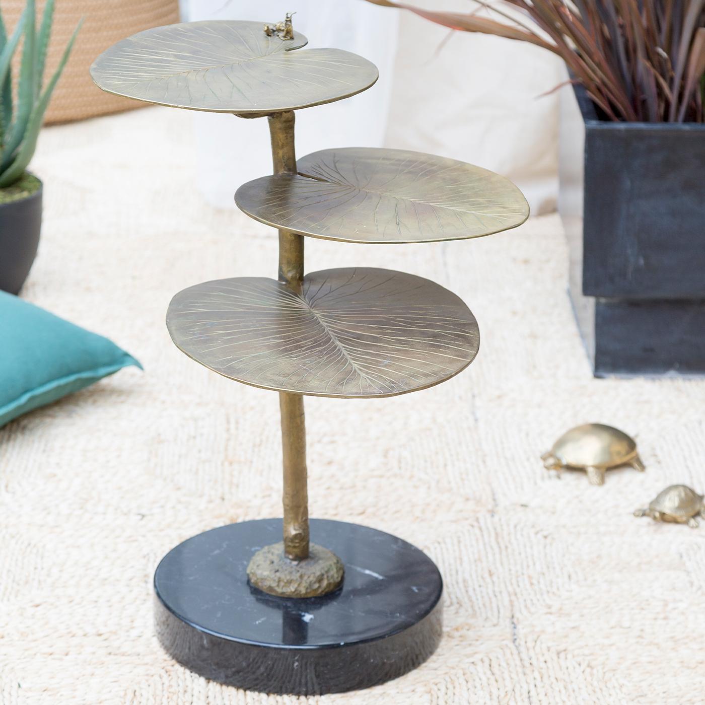 La table d'appoint Oak 06 au design inhabituel et très particulier s'inspire de la Nature ; les trois plateaux sont des feuilles de chêne sur lesquelles sont appliqués des détails minutieux tels que les veines et les escargots. La table d'appoint en
