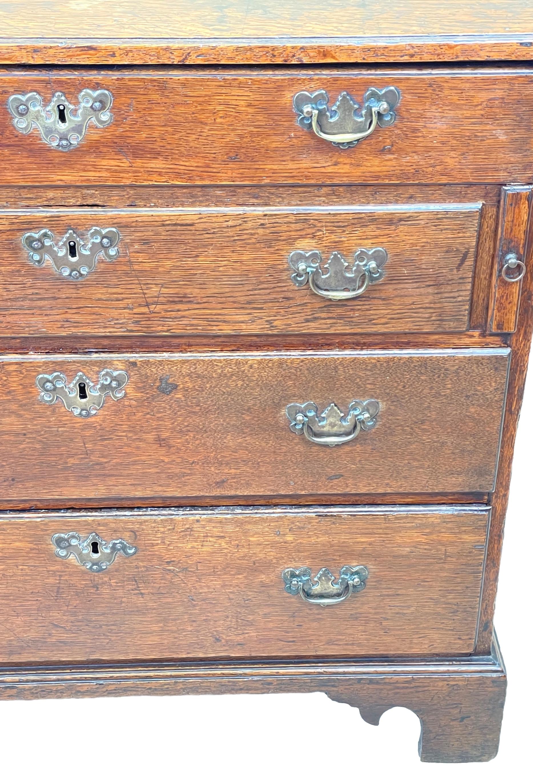 Oak 18th Century Bachelors Chest of Drawers For Sale 5