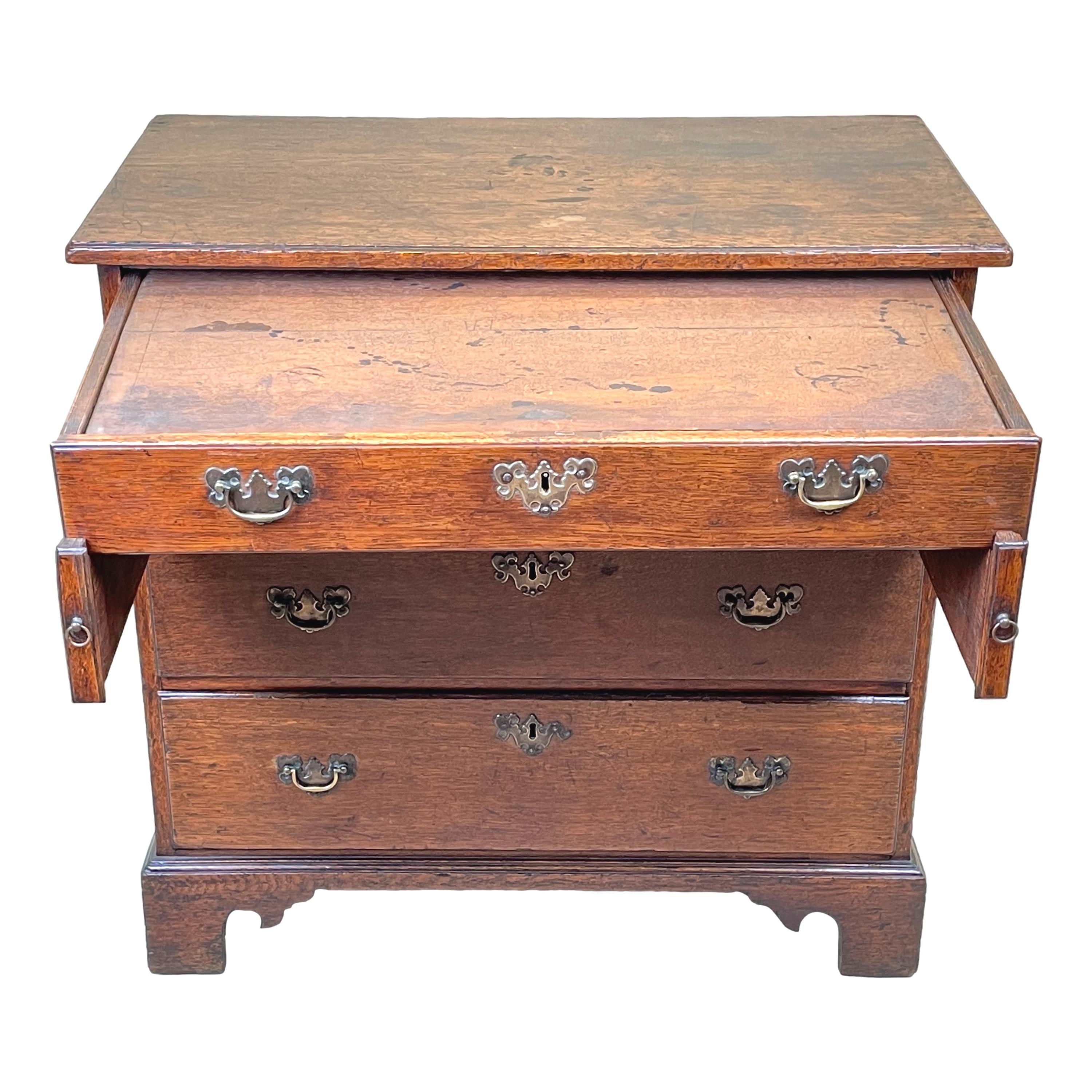 Oak 18th Century Bachelors Chest of Drawers For Sale 1