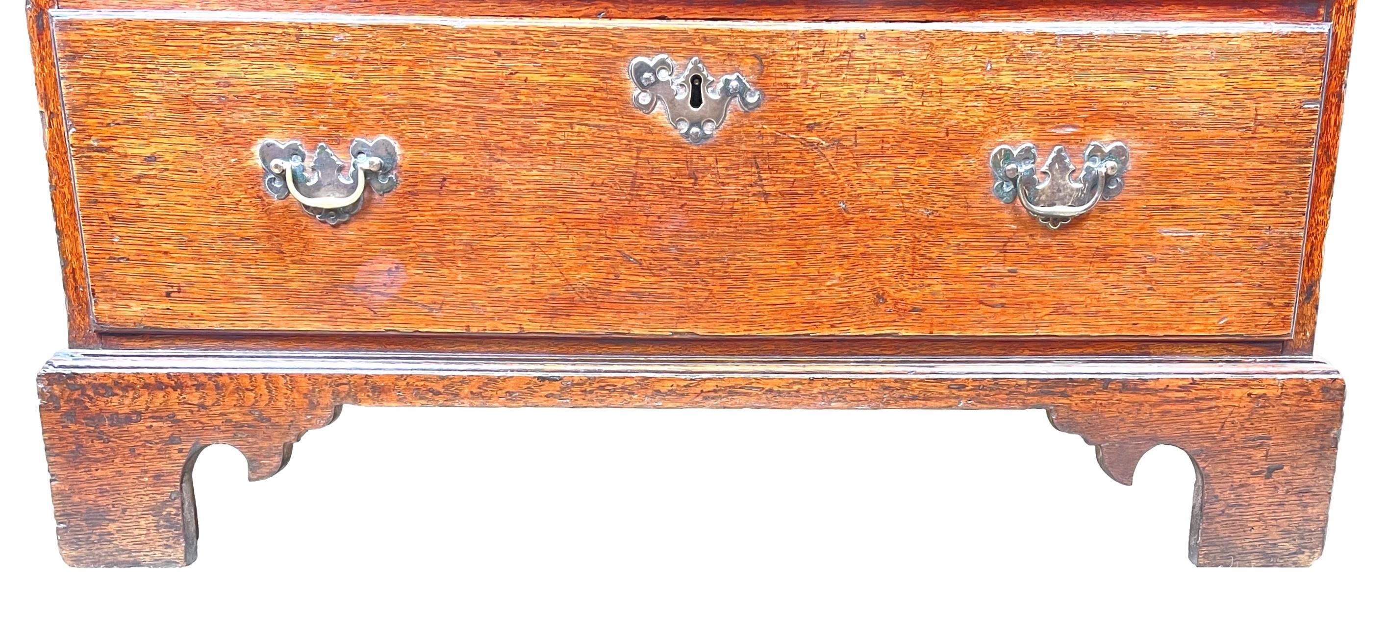 Oak 18th Century Bachelors Chest of Drawers For Sale 2