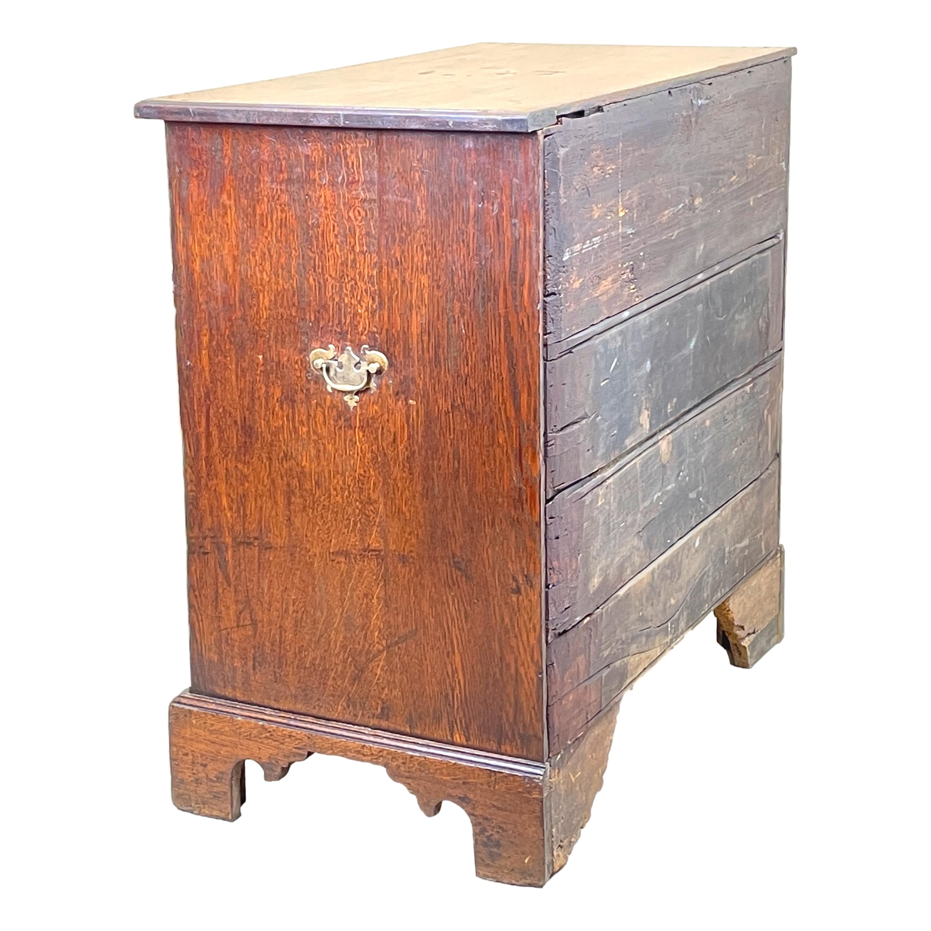 Oak 18th Century Bachelors Chest of Drawers For Sale 3