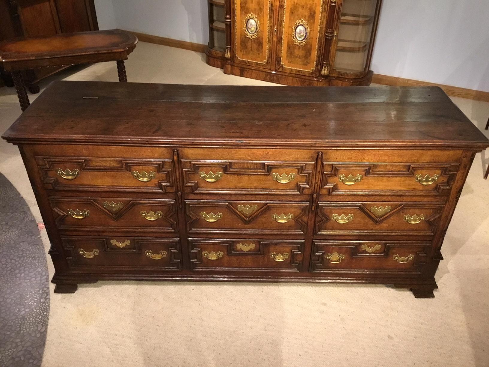 A good oak 18th century Lancashire mule chest. Having a rectangular hinged top opening to reveal storage space and a candle compartment. The chest has three 