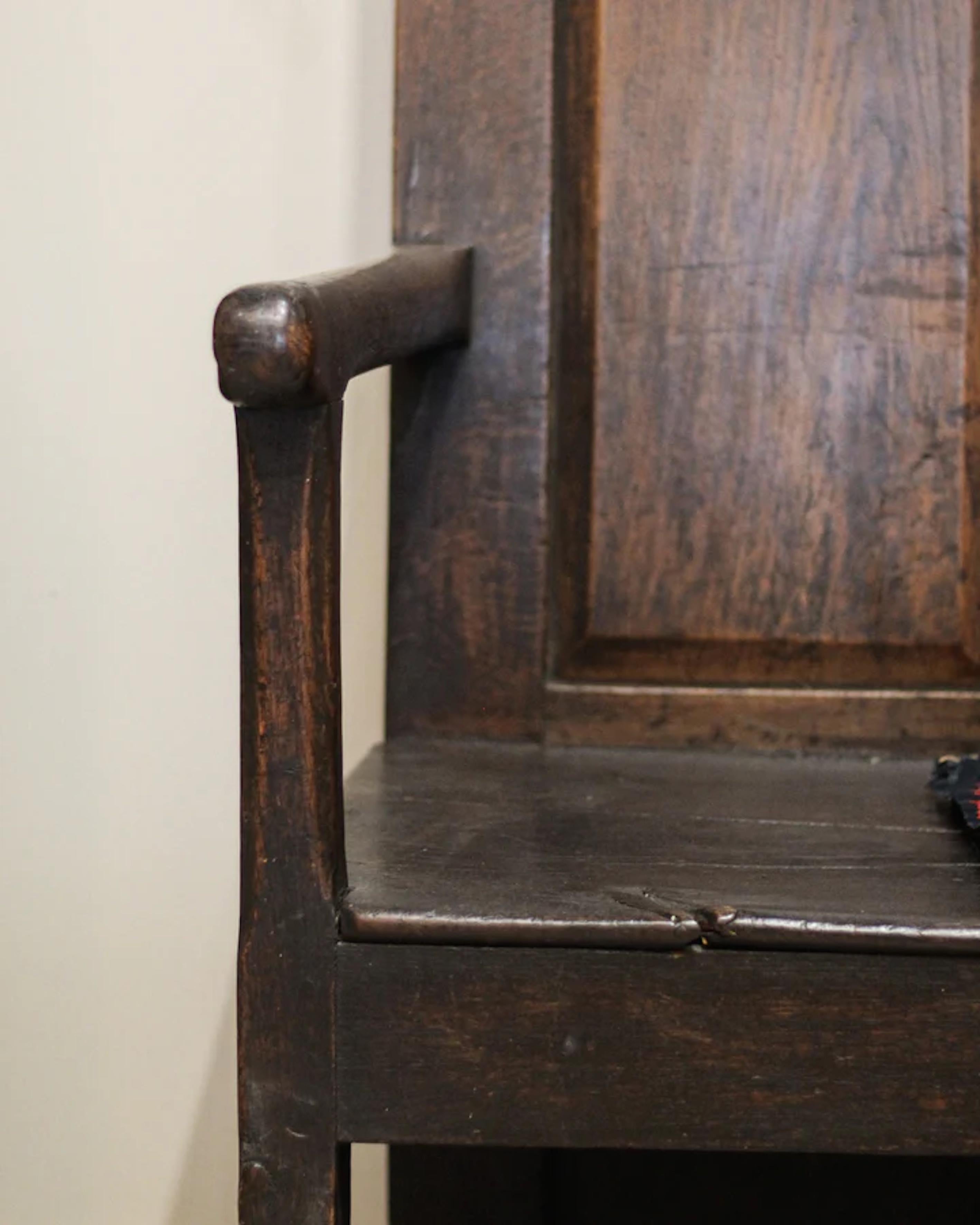 Oak 18th  Century Welsh   Bench Settle In Good Condition For Sale In Montreal, QC