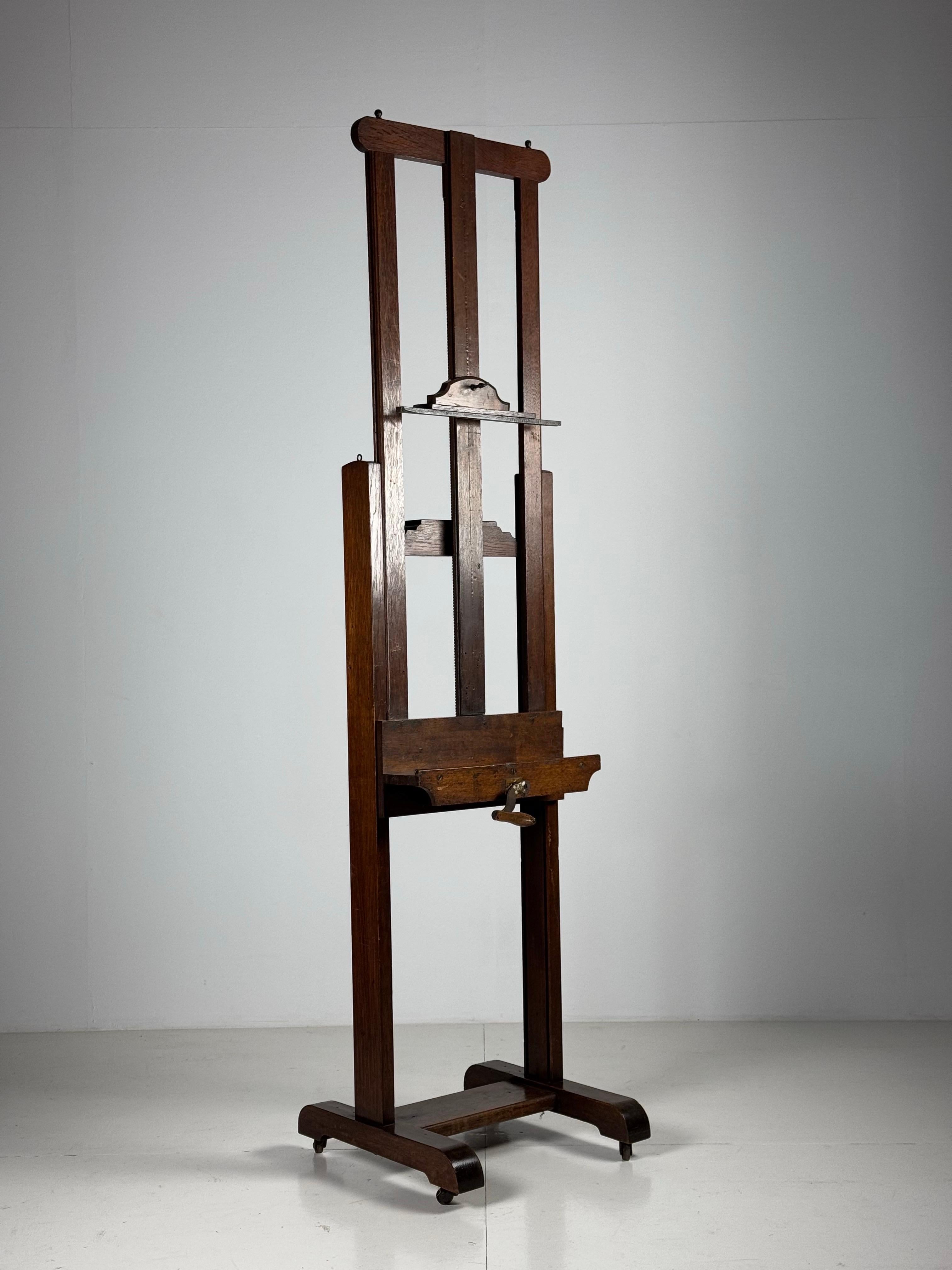 Cavalletto inglese in condizioni fantastiche. Realizzato in Oak Solid nel XIX secolo. Perfettamente funzionante come dovrebbe essere. Regolabile in vari modi, permette di posizionare sul cavalletto quadri grandi e piccoli.

Dimensioni: 55,5 l x 56