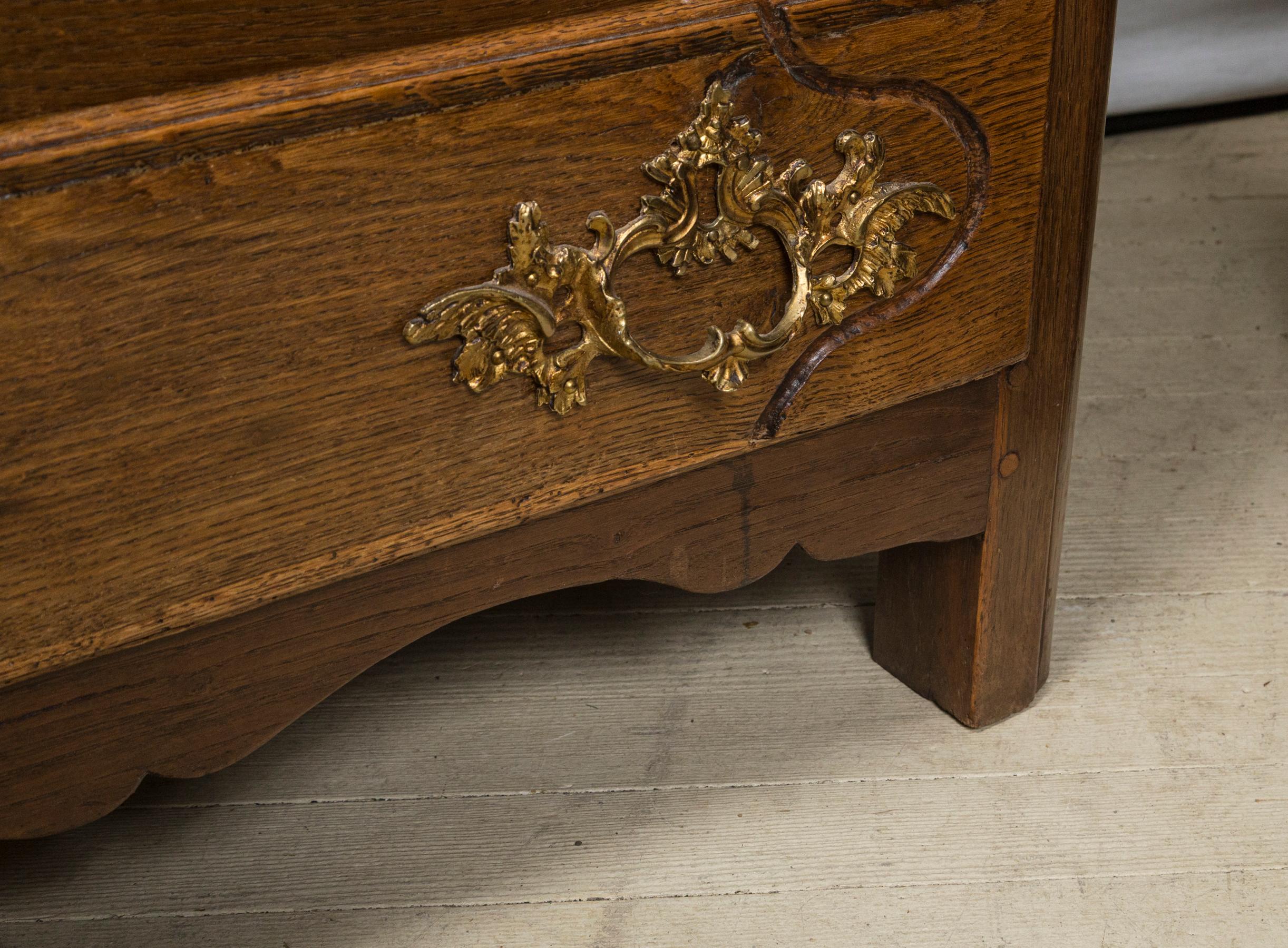 Oak 3 Drawer French Provincial Chest In Good Condition For Sale In Woodbury, CT